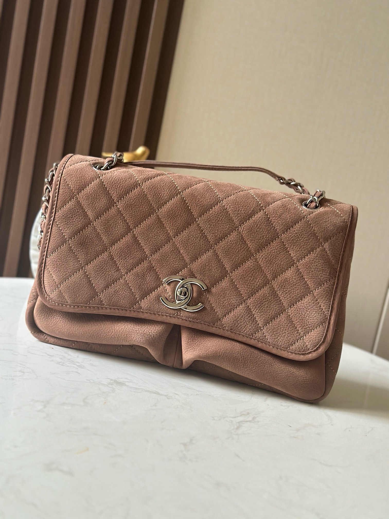 [TOP] CHANEL Oversized Logo Suede Double Pocket Chain Flap Bag 34x25x10cm- 2 Colors