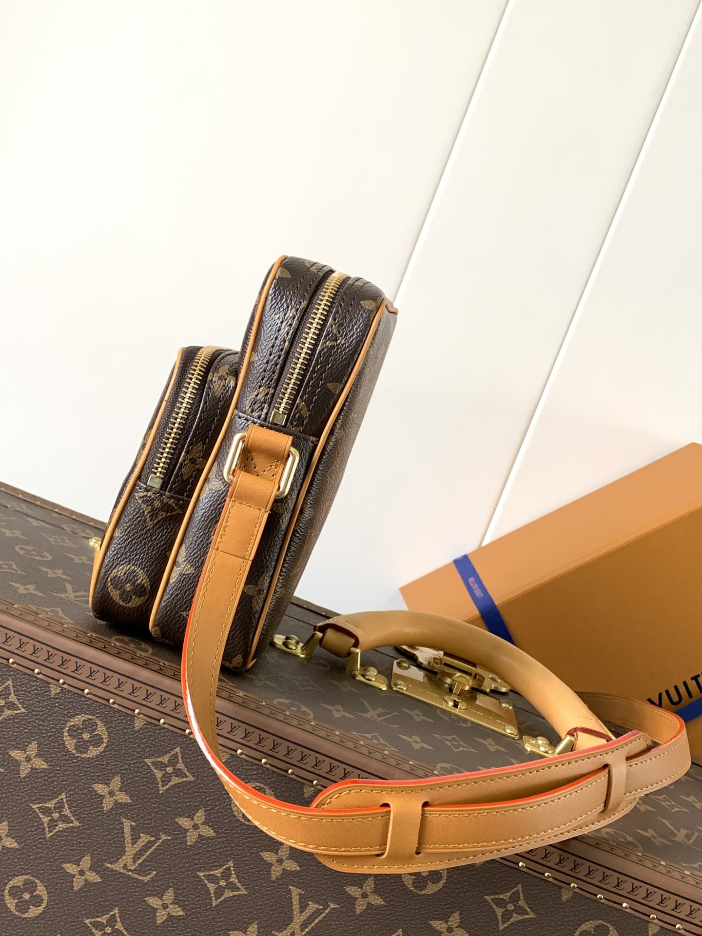 [TOP] Louis Vuitton LV Amazone Crossbody Bag Cowhide 13.5*20*8CM - Brown