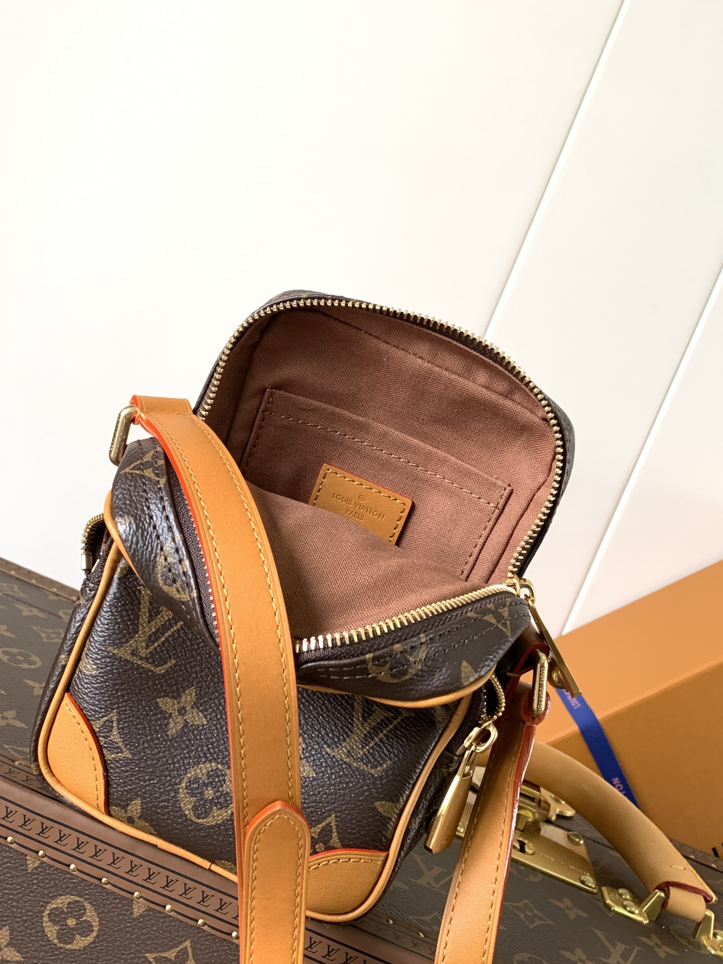 [TOP] Louis Vuitton LV Amazone Crossbody Bag Cowhide 13.5*20*8CM - Brown