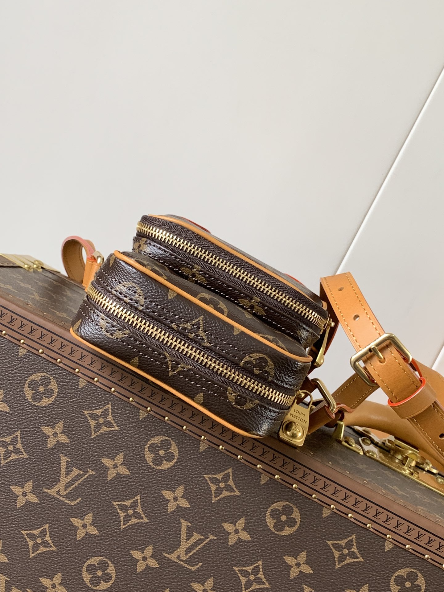 [TOP] Louis Vuitton LV Amazone Crossbody Bag Cowhide 13.5*20*8CM - Brown