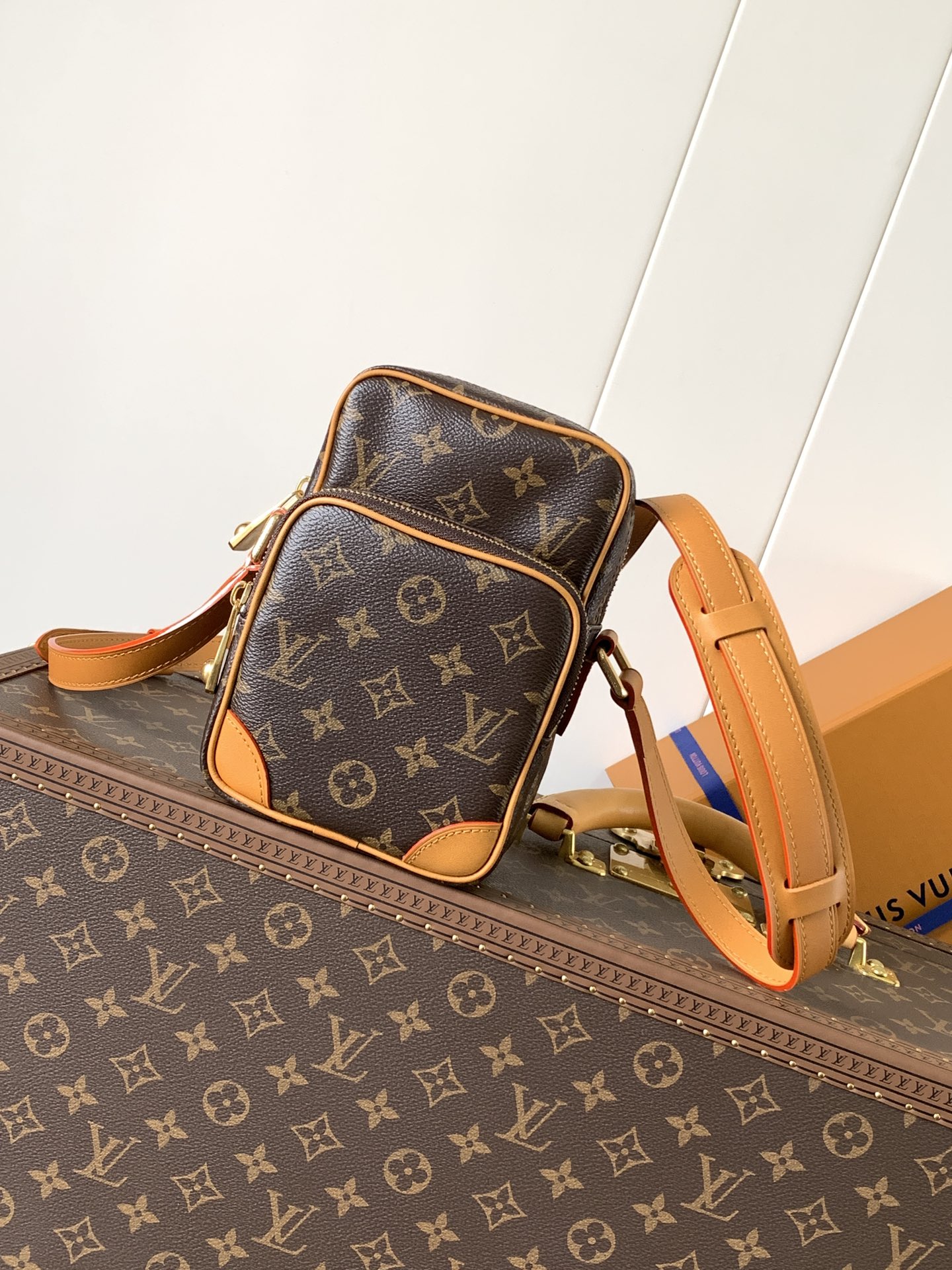 [TOP] Louis Vuitton LV Amazone Crossbody Bag Cowhide 13.5*20*8CM - Brown