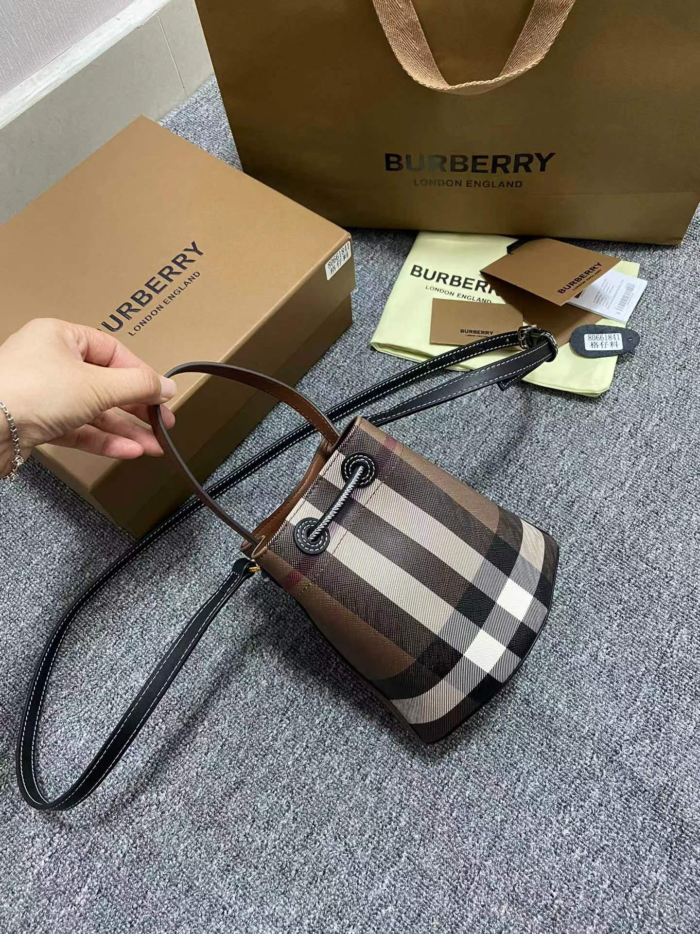 [TOP] BURBERRY Small TB Bucket Bag 16.5x 11 x 18.5cm -  Brown