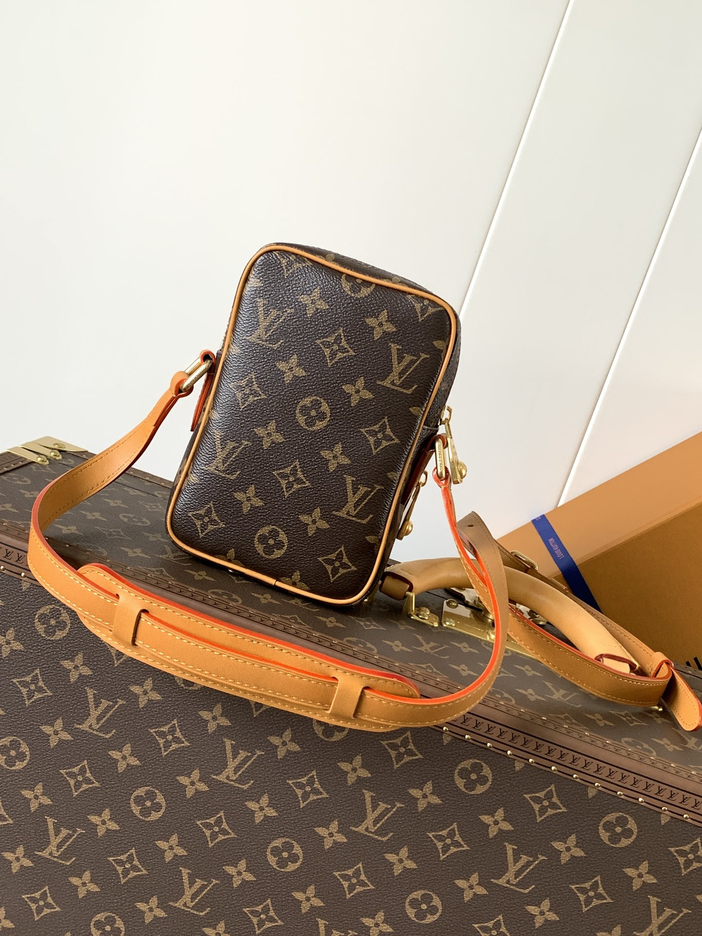[TOP] Louis Vuitton LV Amazone Crossbody Bag Cowhide 13.5*20*8CM - Brown