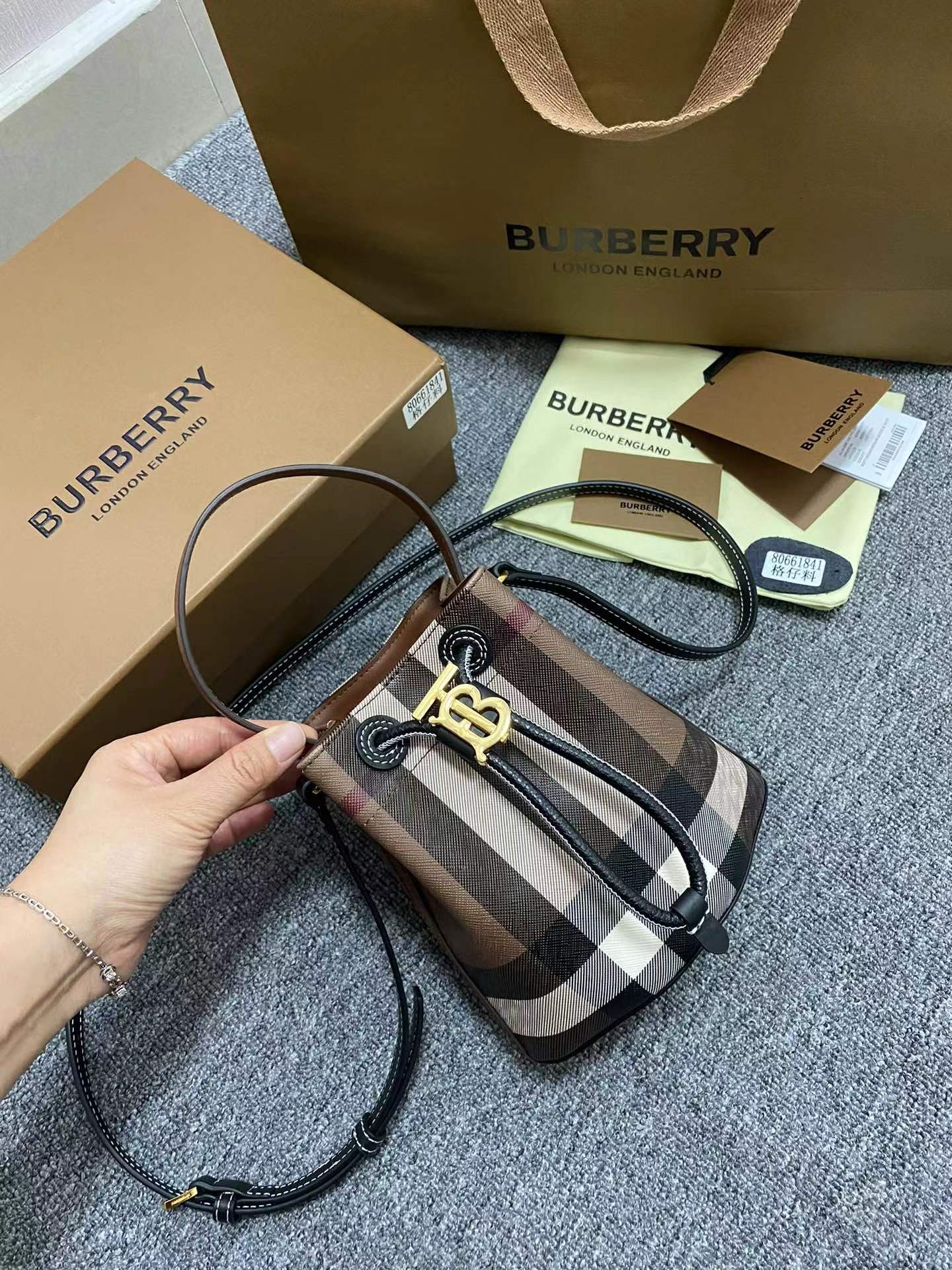[TOP] BURBERRY Small TB Bucket Bag 16.5x 11 x 18.5cm -  Brown