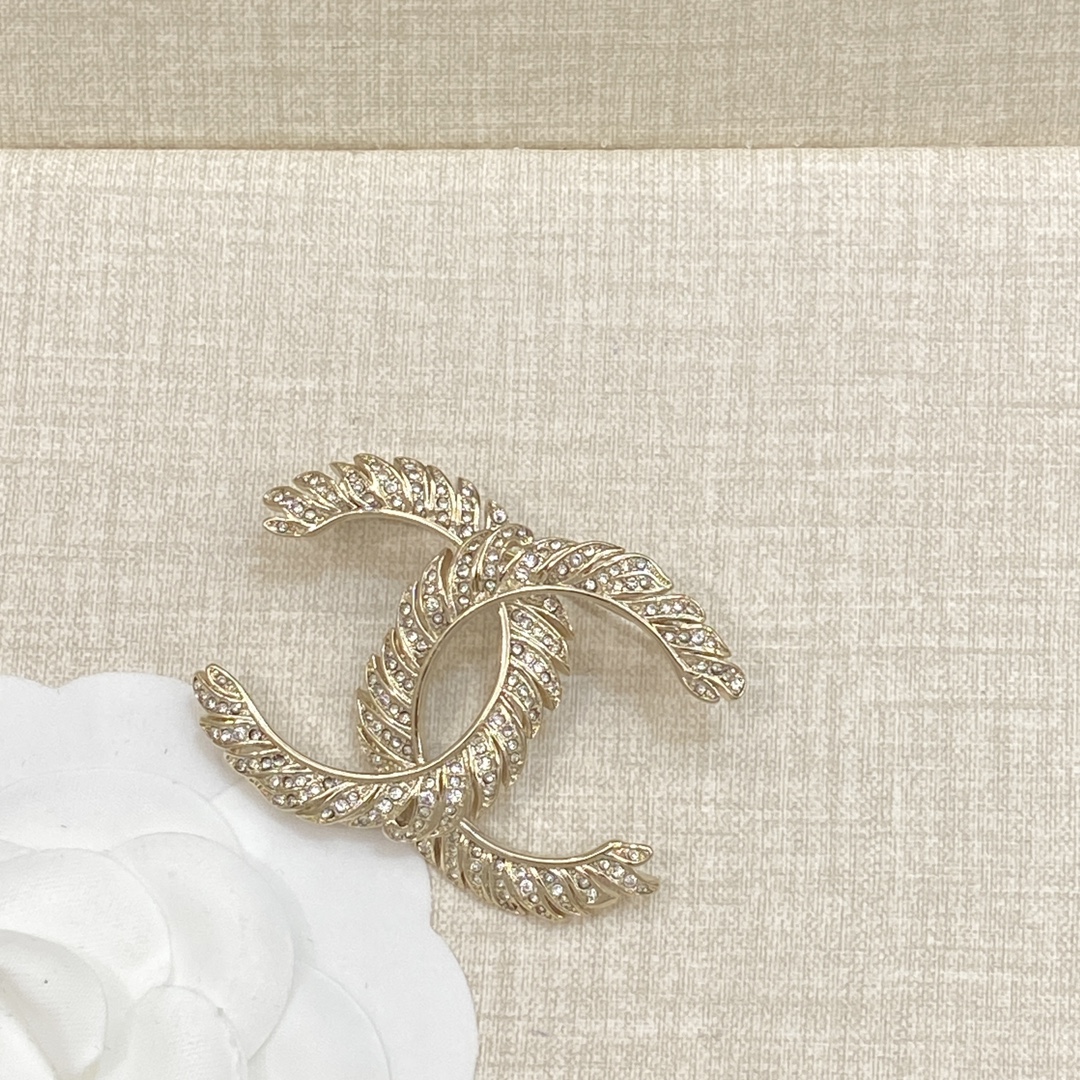 [TOP] CHANEL CC Brooch - Gold