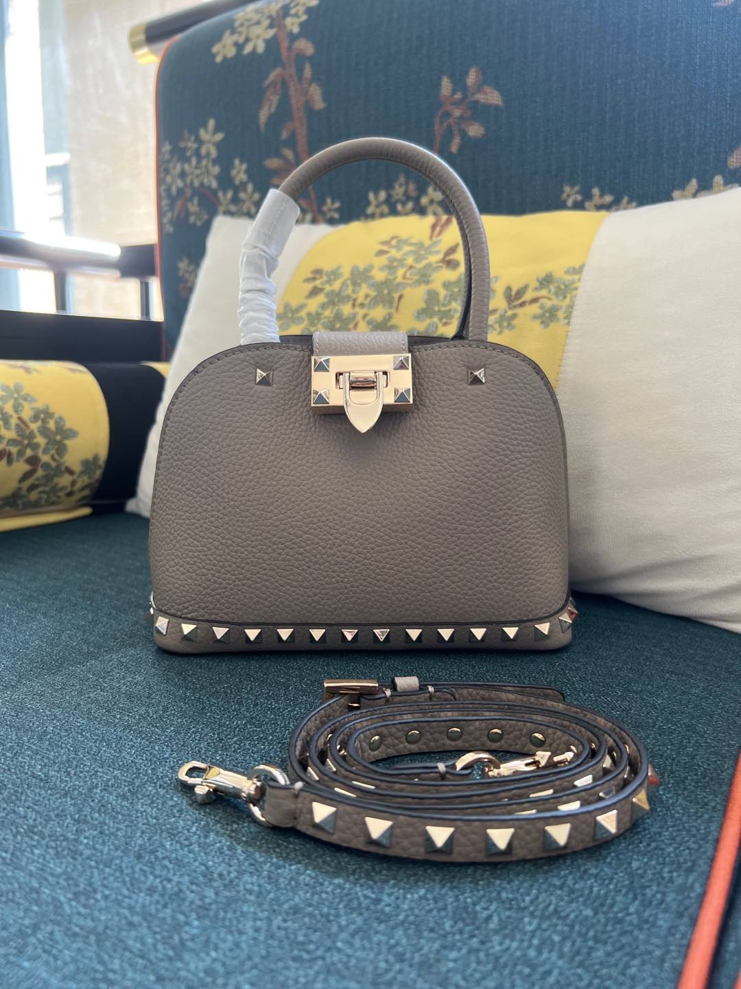 [TOP] VALENTINO Rockstud Crossbody Bag 21 X 15 X 10 cm - 5 Colors