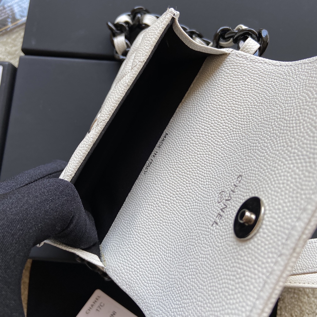 [TOP] CHANEL Fanny Pack Bag 12.5x9cm - White