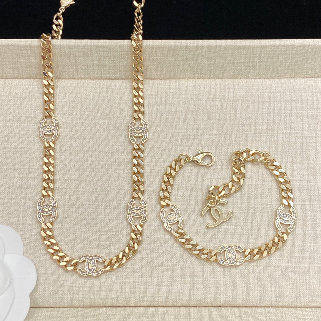 [TOP] CHANEL Necklace + Bracelet Set - Gold