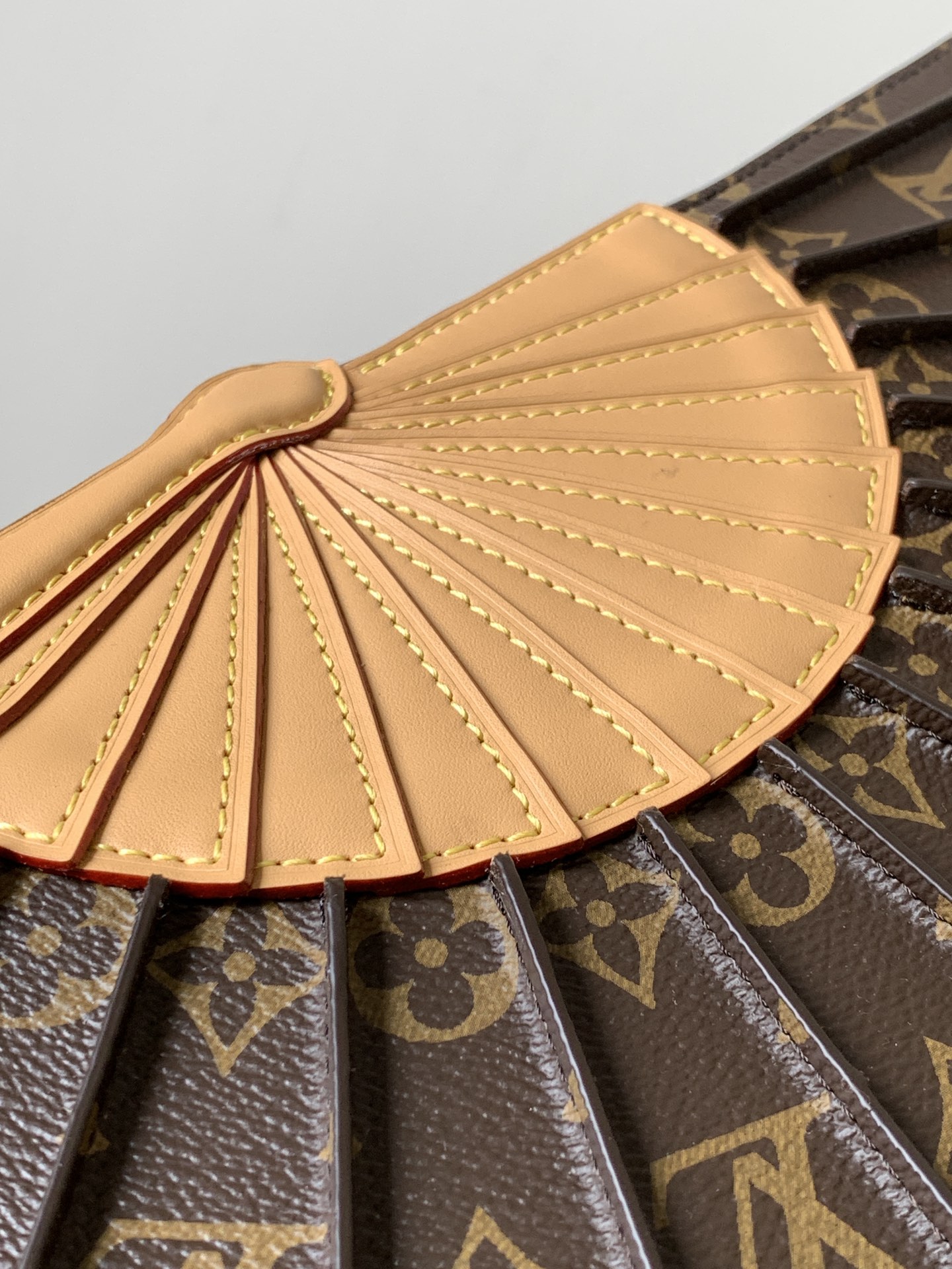 [TOP] Louis Vuitton LV Monogram Fan Handbag 19*6*37cm - Brown