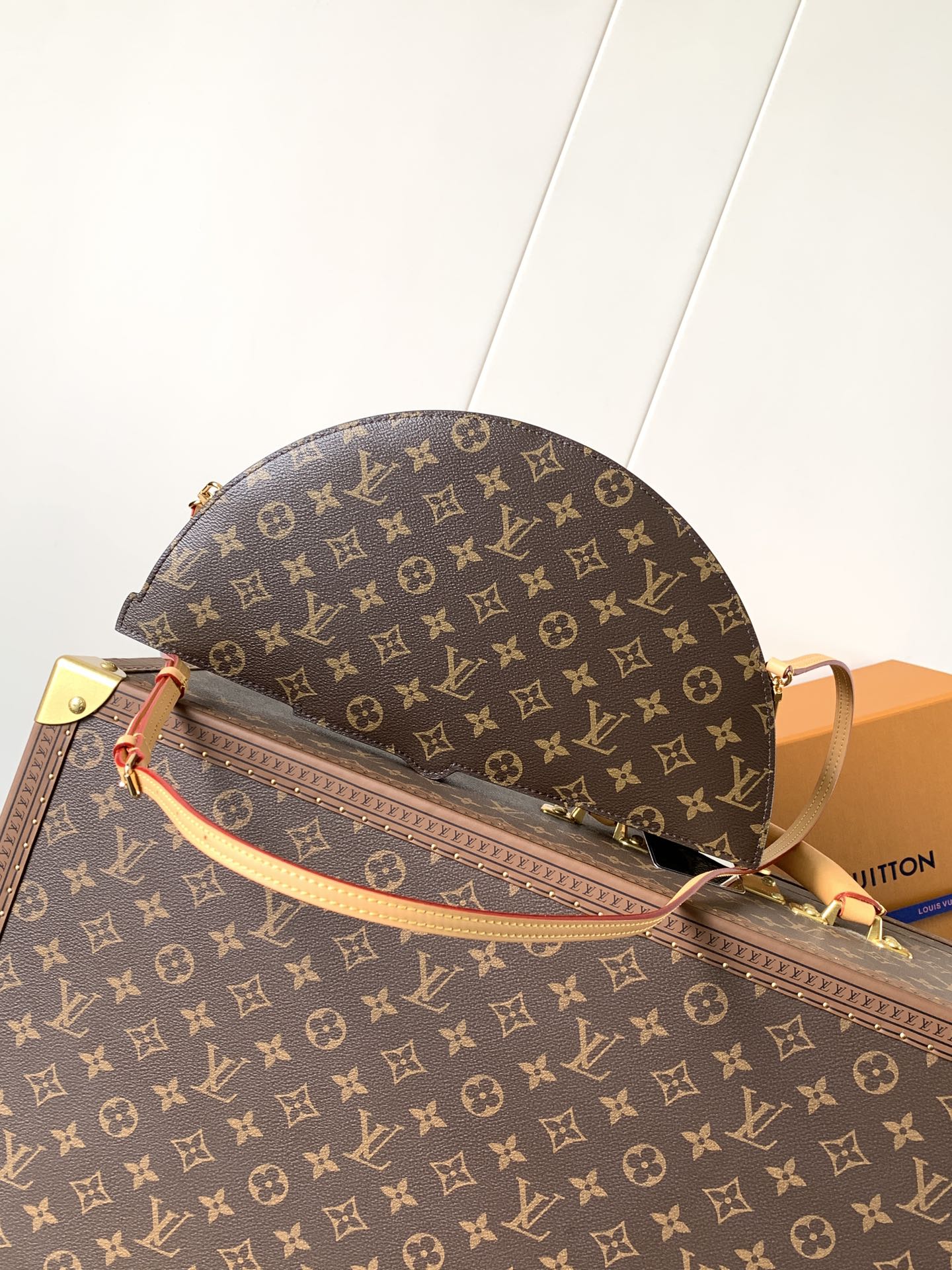 [TOP] Louis Vuitton LV Monogram Fan Handbag 19*6*37cm - Brown