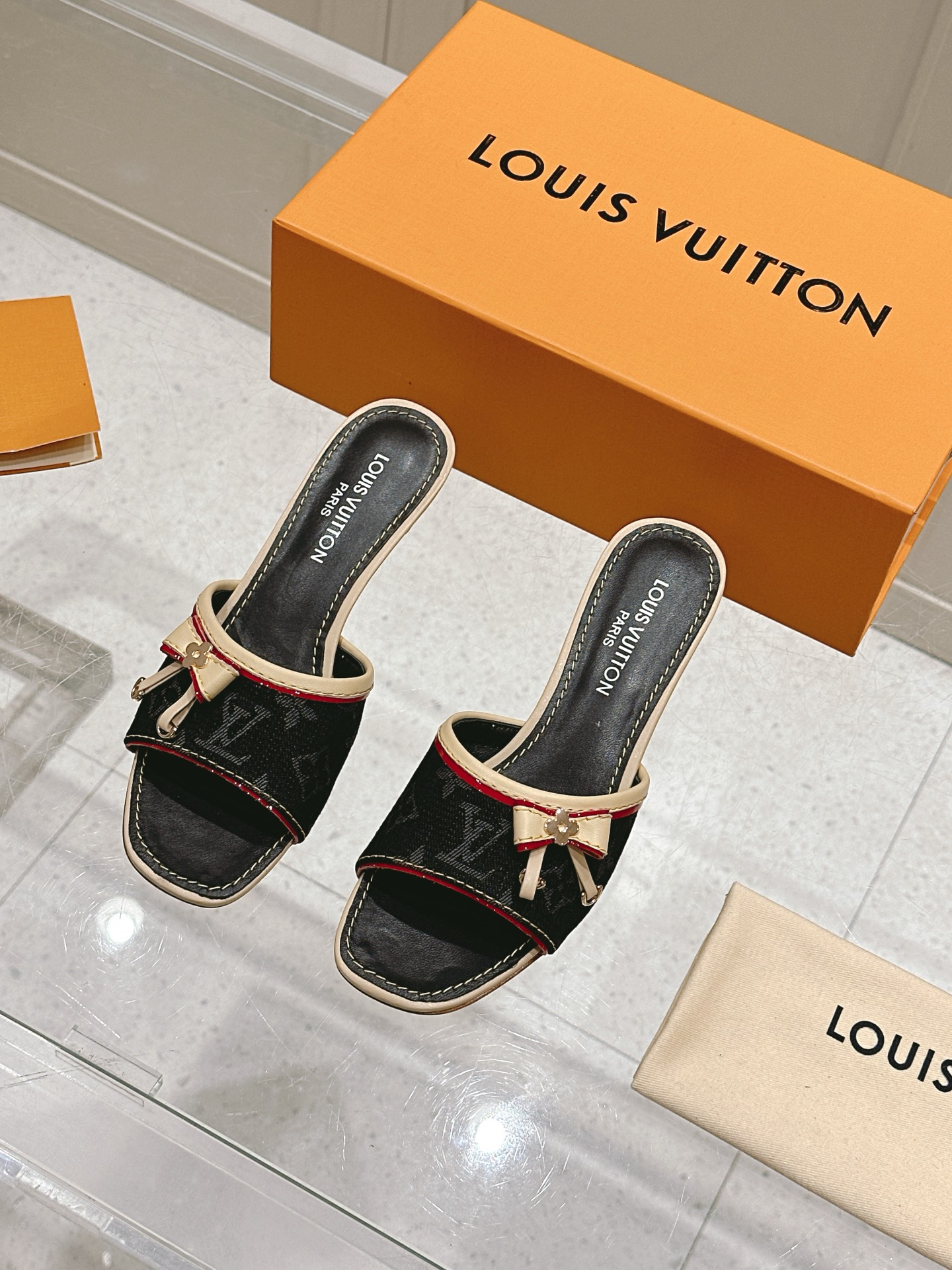 [TOP] Louis Vuitton LV L*V Flat Slippers - 3 Colour