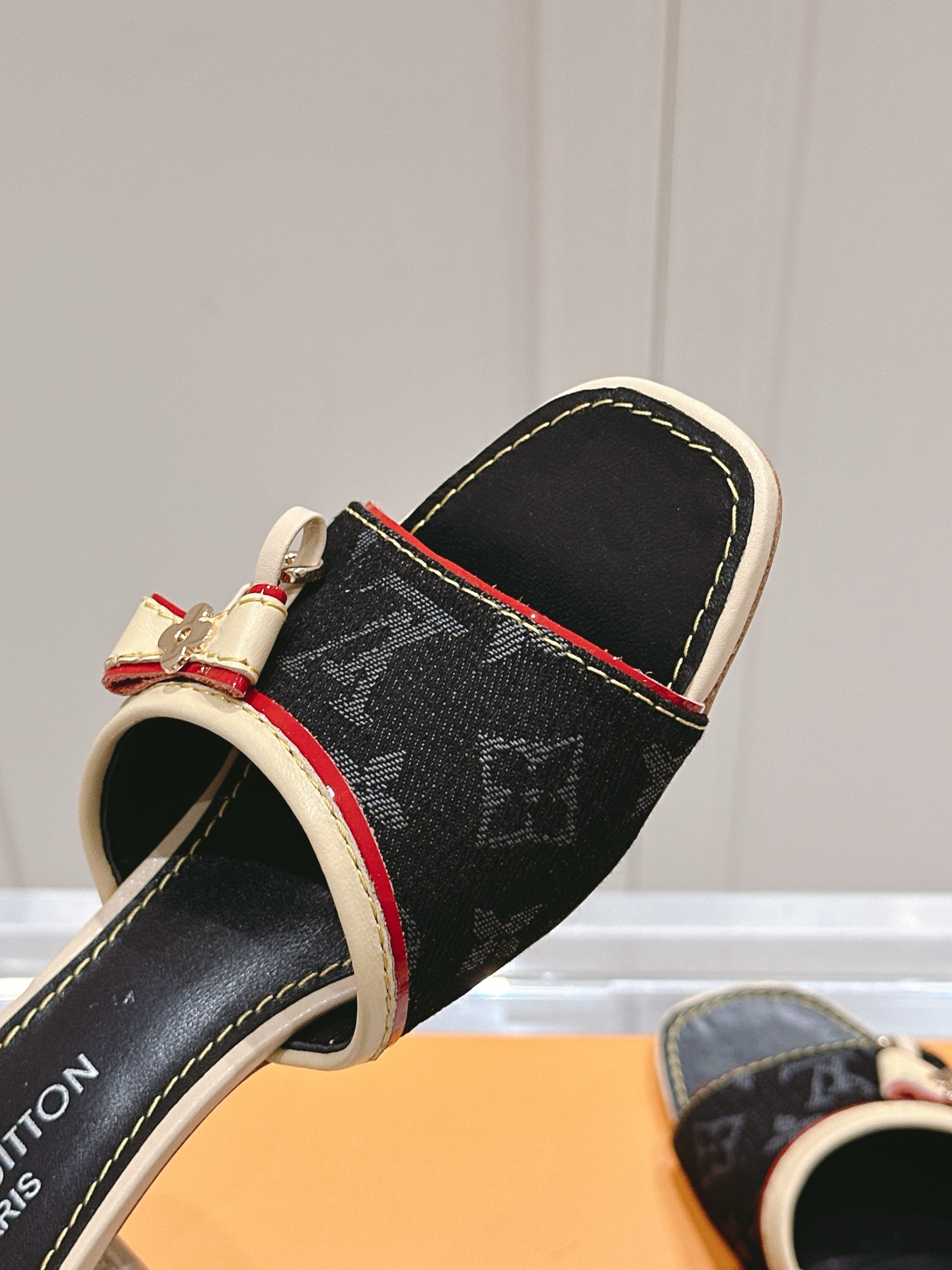 [TOP] Louis Vuitton LV L*V Flat Slippers - 3 Colour