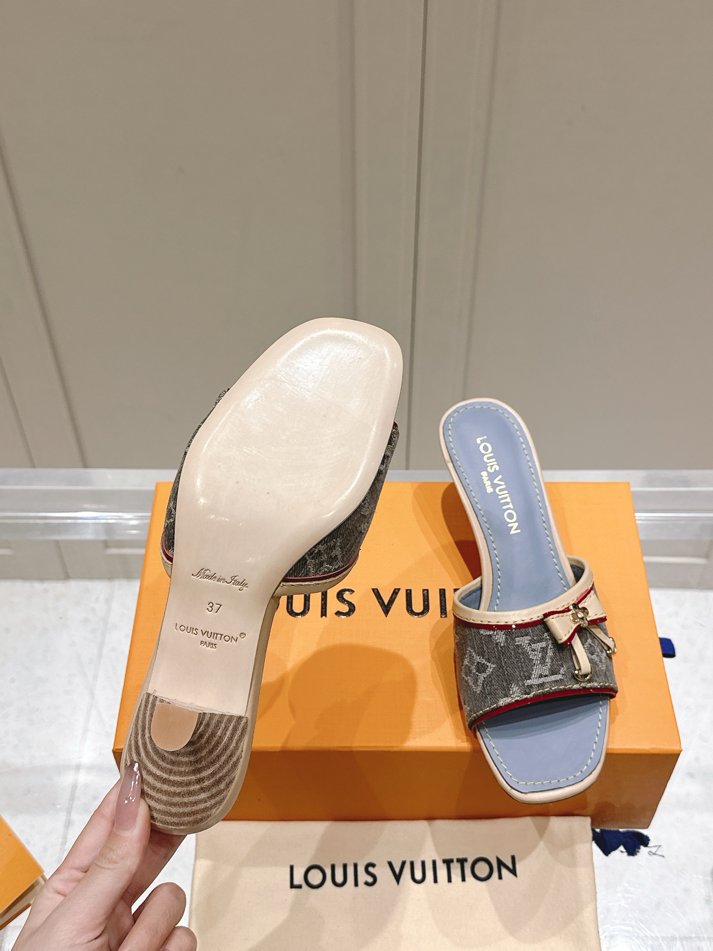 [TOP] Louis Vuitton LV L*V Flat Slippers - 3 Colour