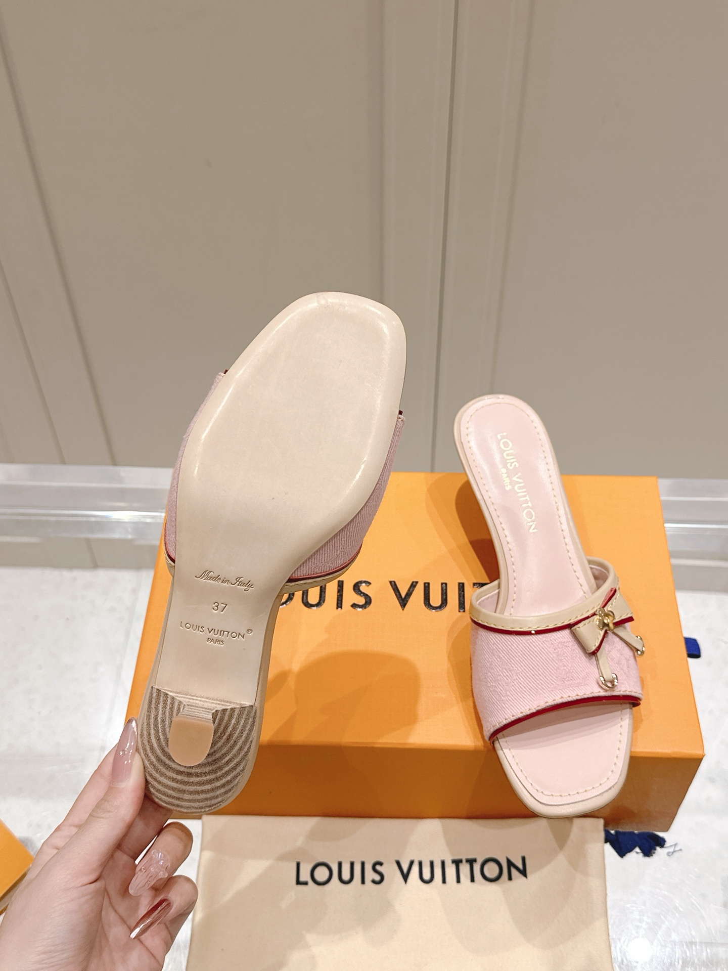 [TOP] Louis Vuitton LV L*V Flat Slippers - 3 Colour