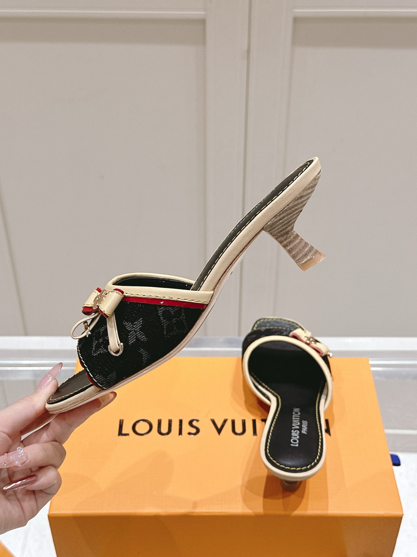 [TOP] Louis Vuitton LV L*V Flat Slippers - 3 Colour