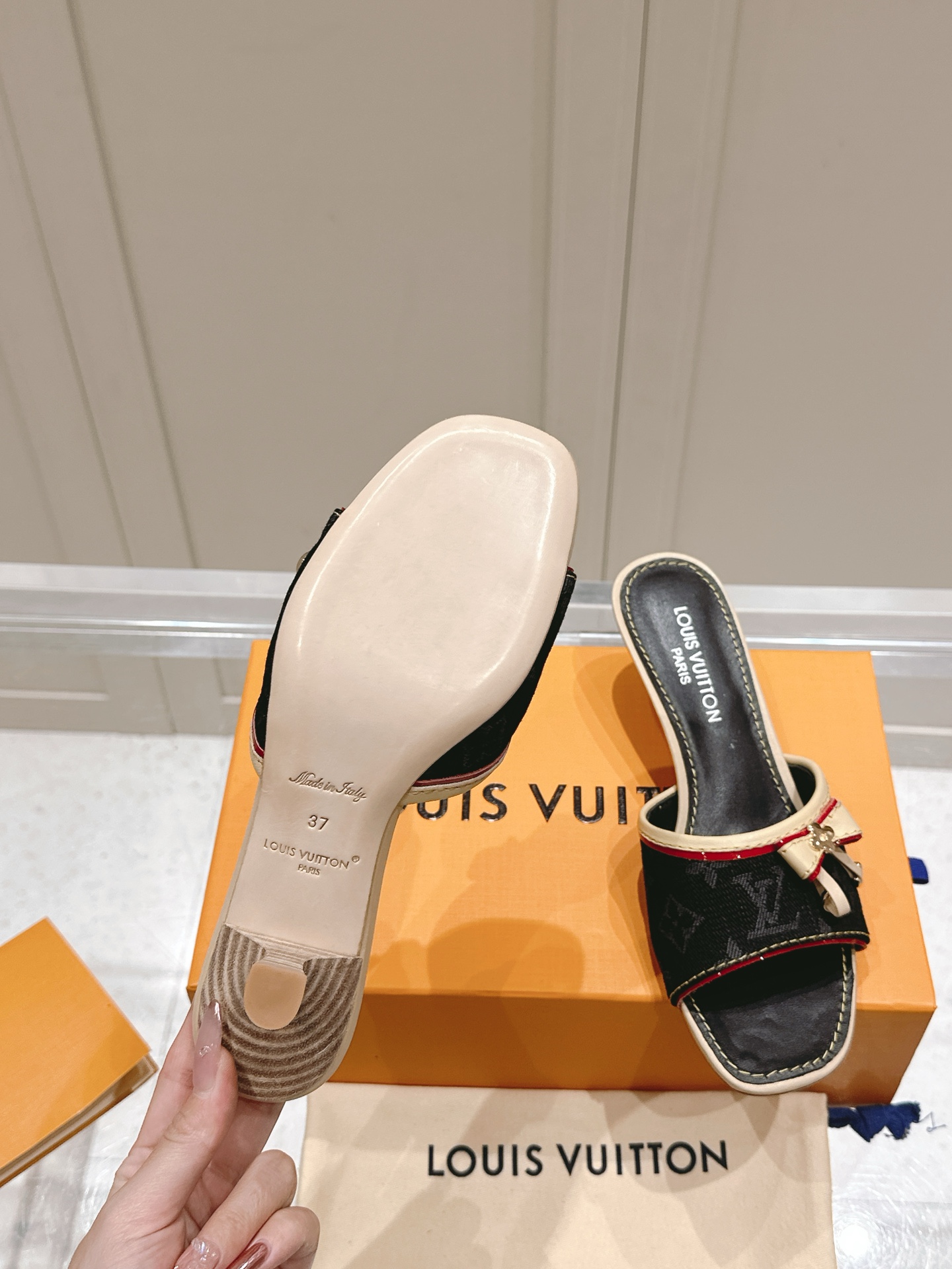 [TOP] Louis Vuitton LV L*V Flat Slippers - 3 Colour