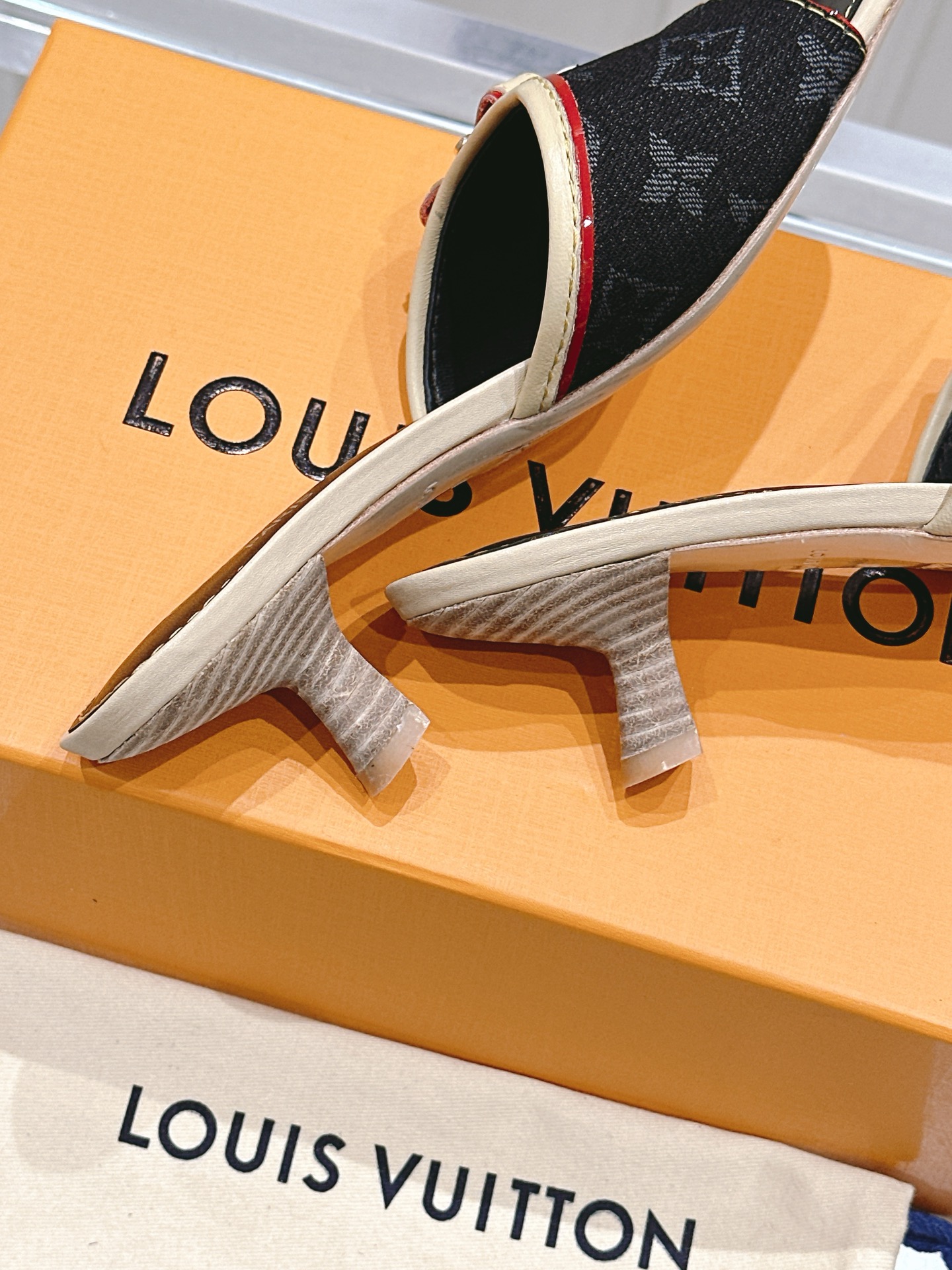 [TOP] Louis Vuitton LV L*V Flat Slippers - 3 Colour