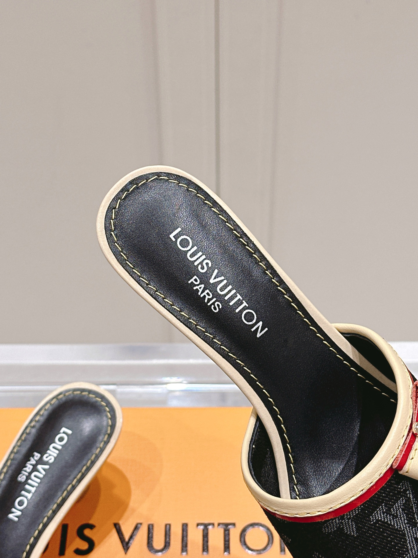 [TOP] Louis Vuitton LV L*V Flat Slippers - 3 Colour
