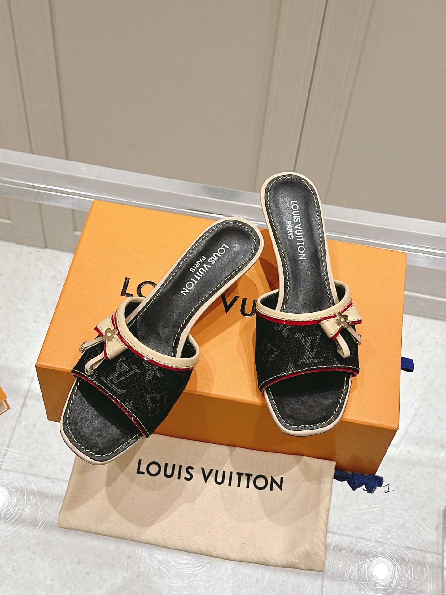 [TOP] Louis Vuitton LV L*V Flat Slippers - 3 Colour