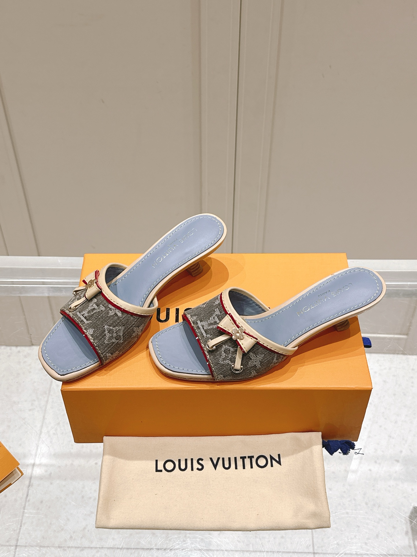 [TOP] Louis Vuitton LV L*V Flat Slippers - 3 Colour