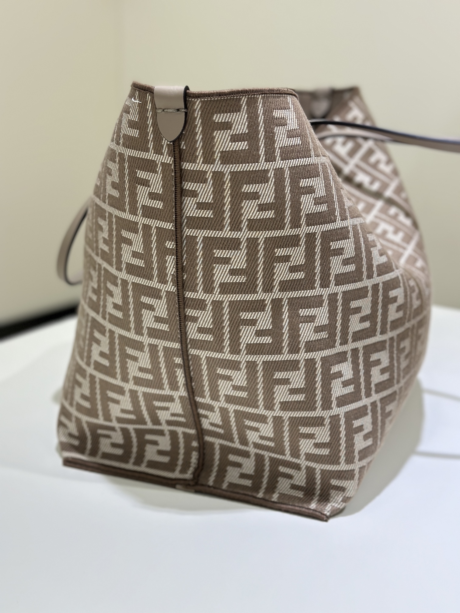 [TOP] FENDI Roll Bag 33*22*30cm - Brown