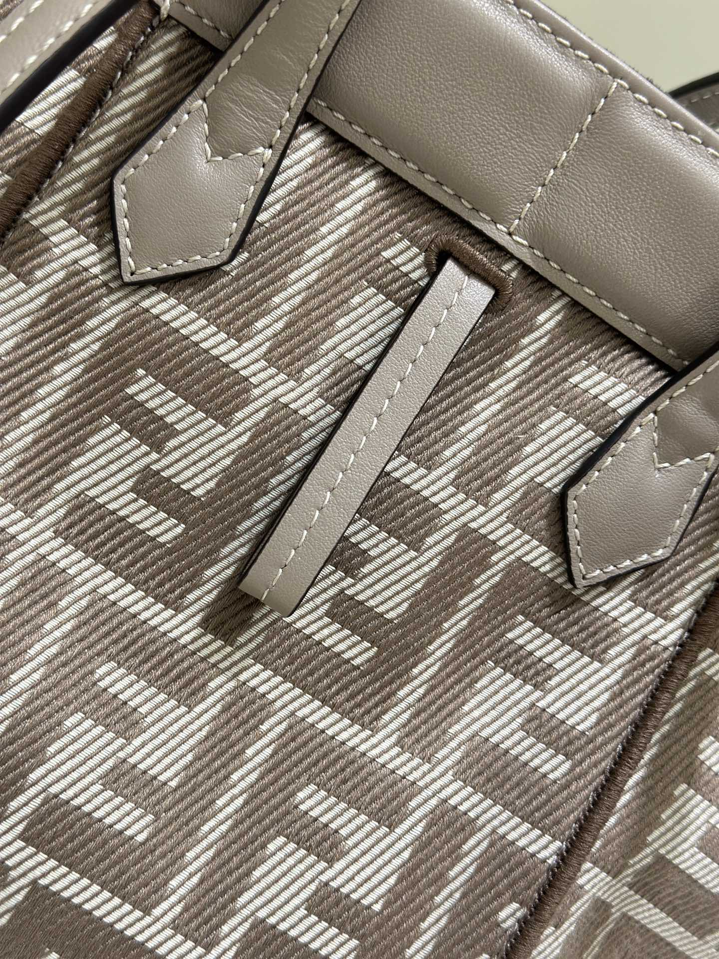 [TOP] FENDI Origami Folding Bag 15*15*19cm - Brown