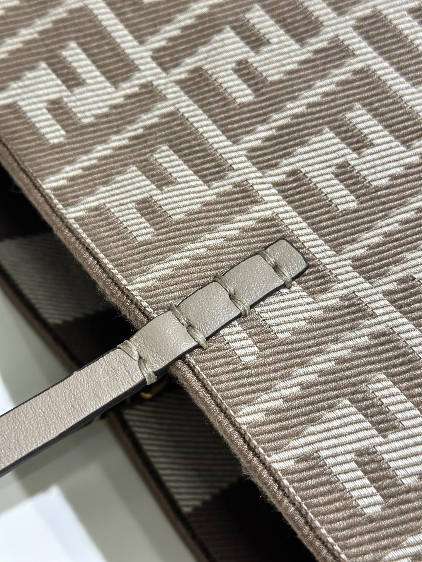 [TOP] FENDI Roll Bag 33*22*30cm - Brown