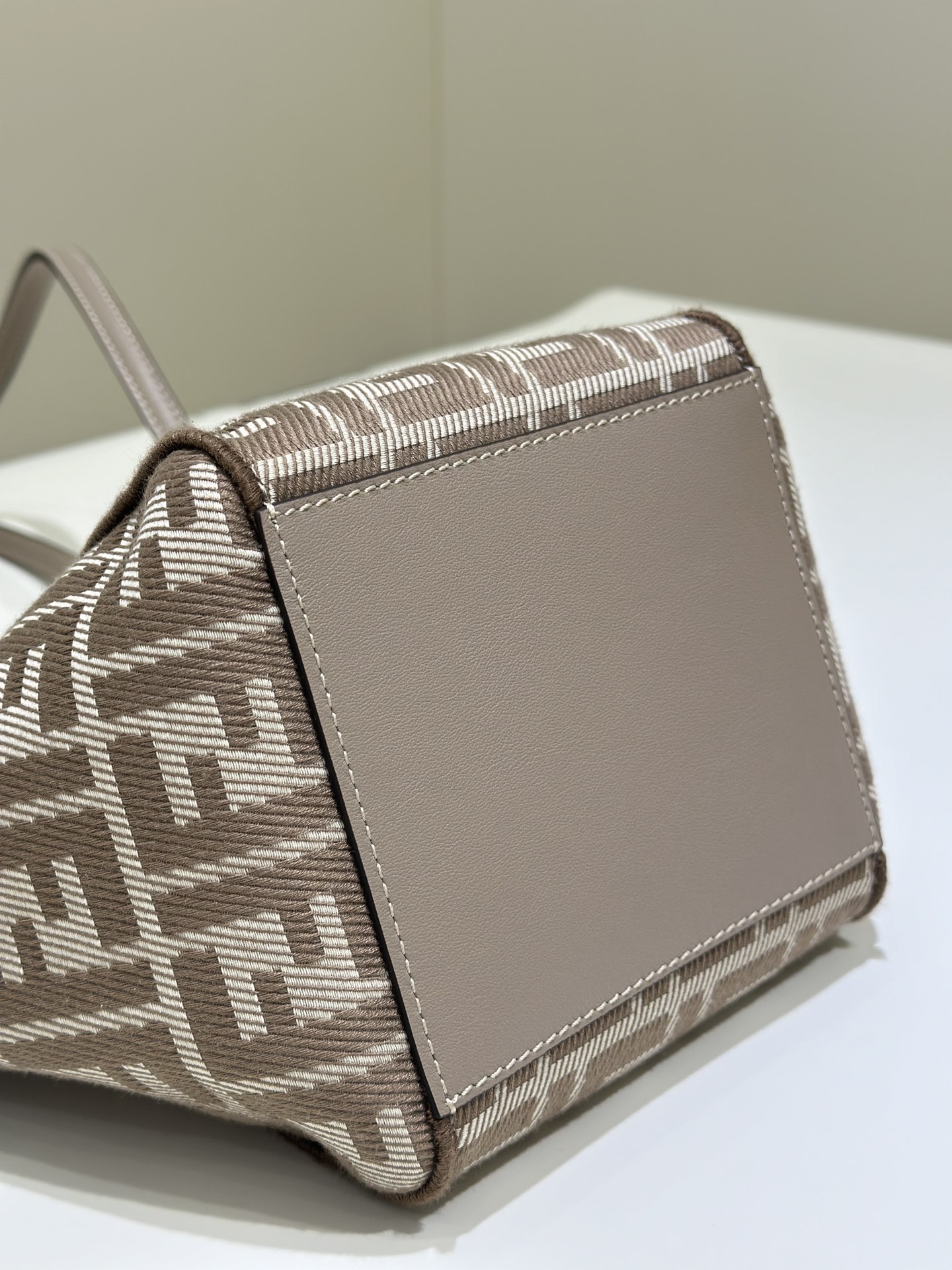 [TOP] FENDI Origami Folding Bag 15*15*19cm - Brown