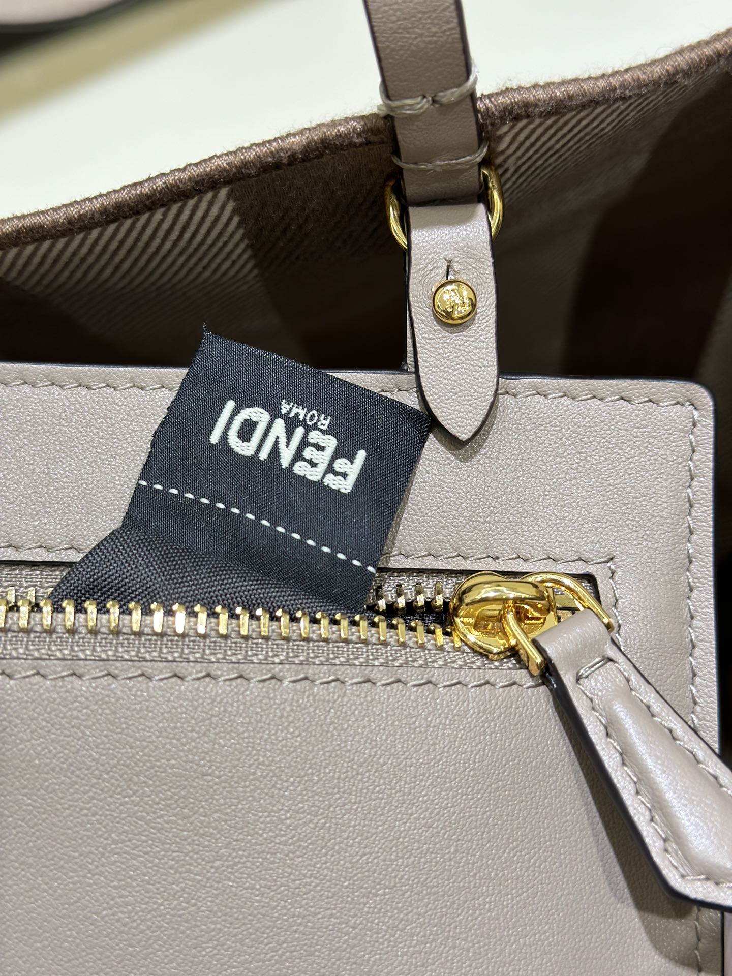 [TOP] FENDI Roll Bag 33*22*30cm - Brown