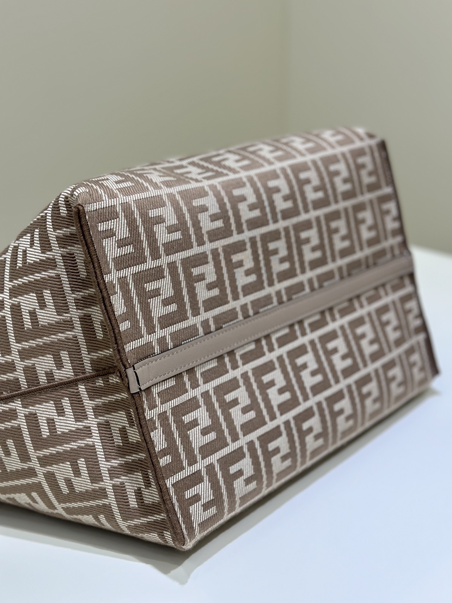 [TOP] FENDI Roll Bag 33*22*30cm - Brown