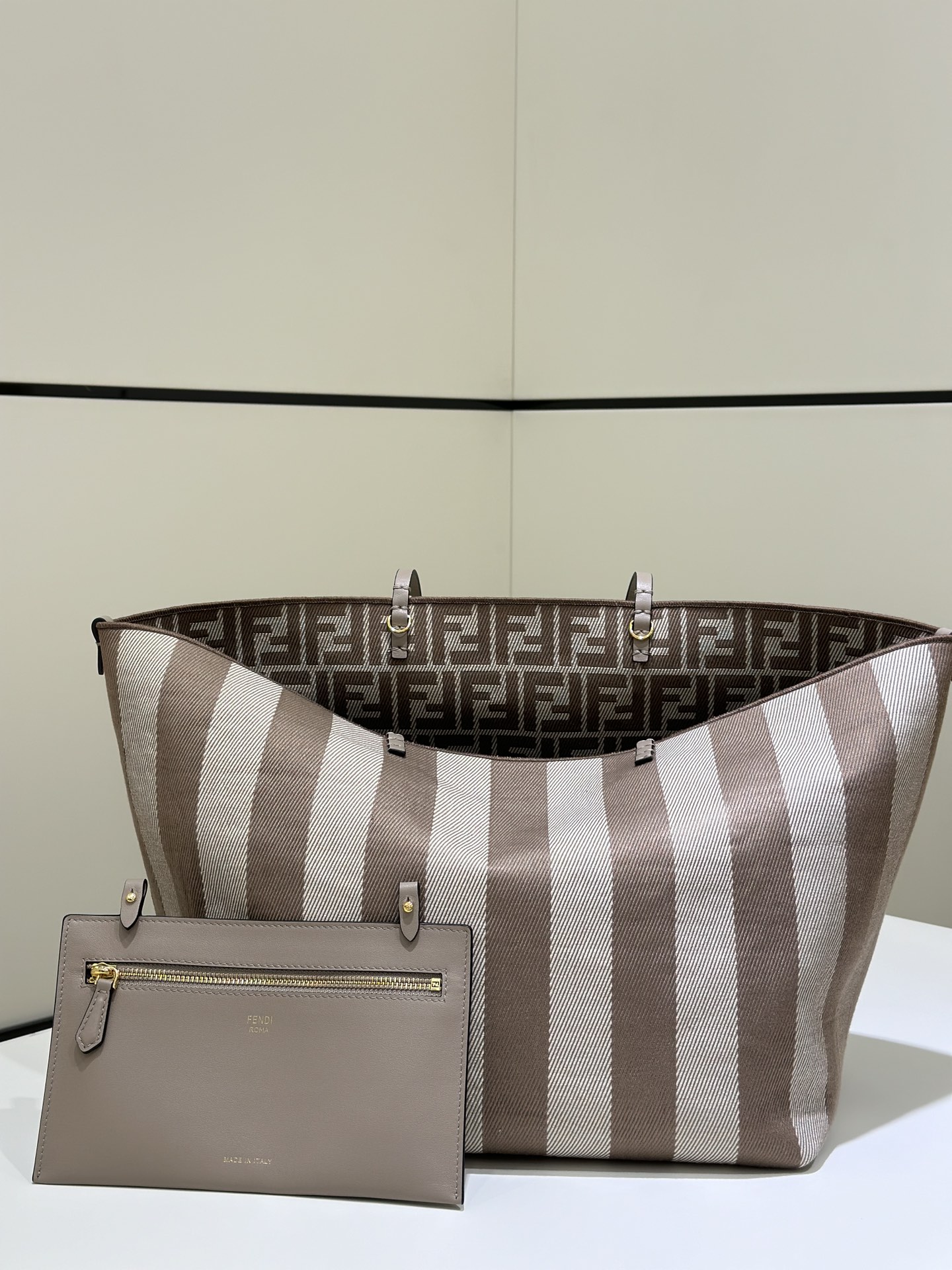 [TOP] FENDI Roll Bag 33*22*30cm - Brown