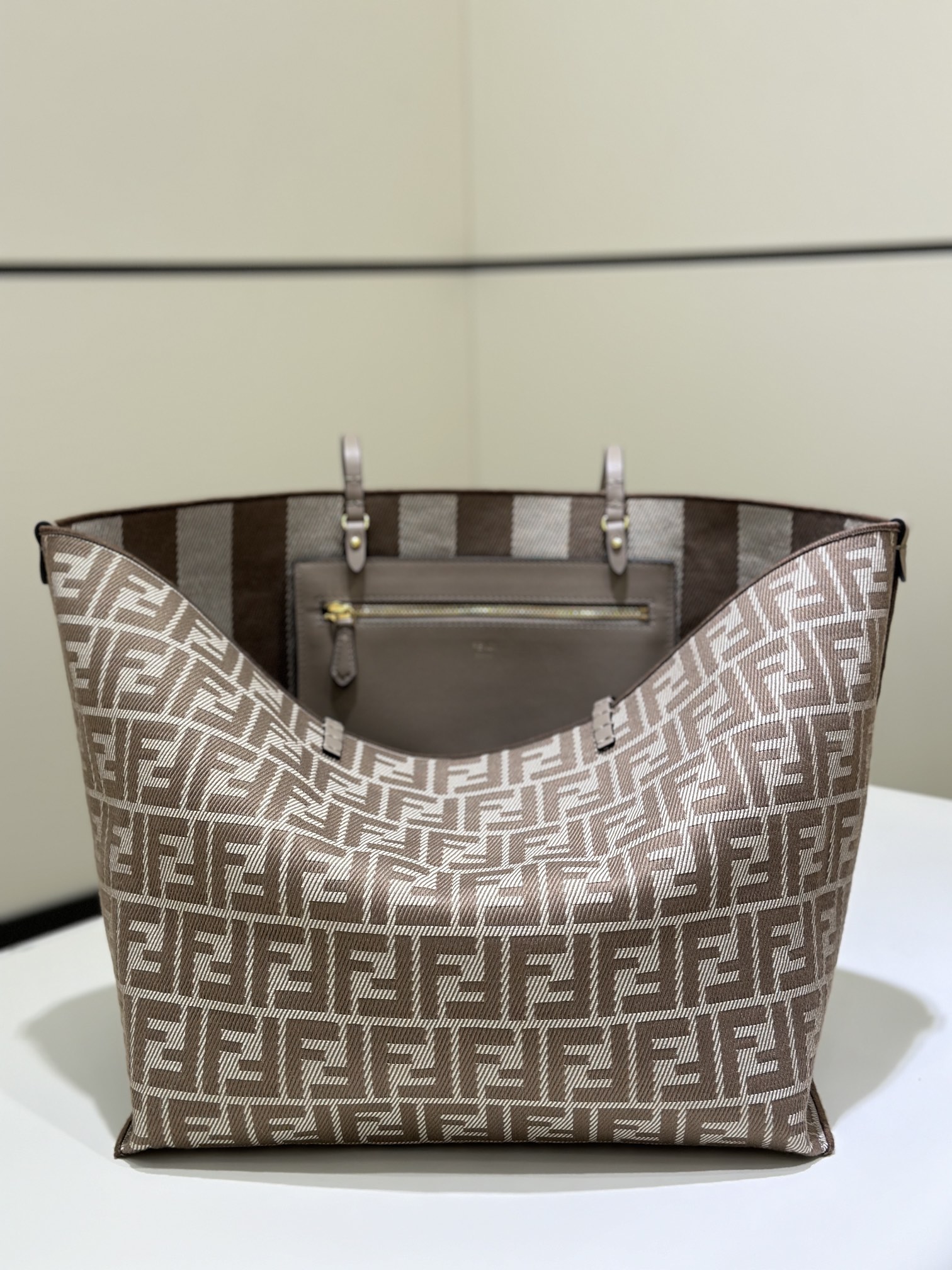 [TOP] FENDI Roll Bag 33*22*30cm - Brown