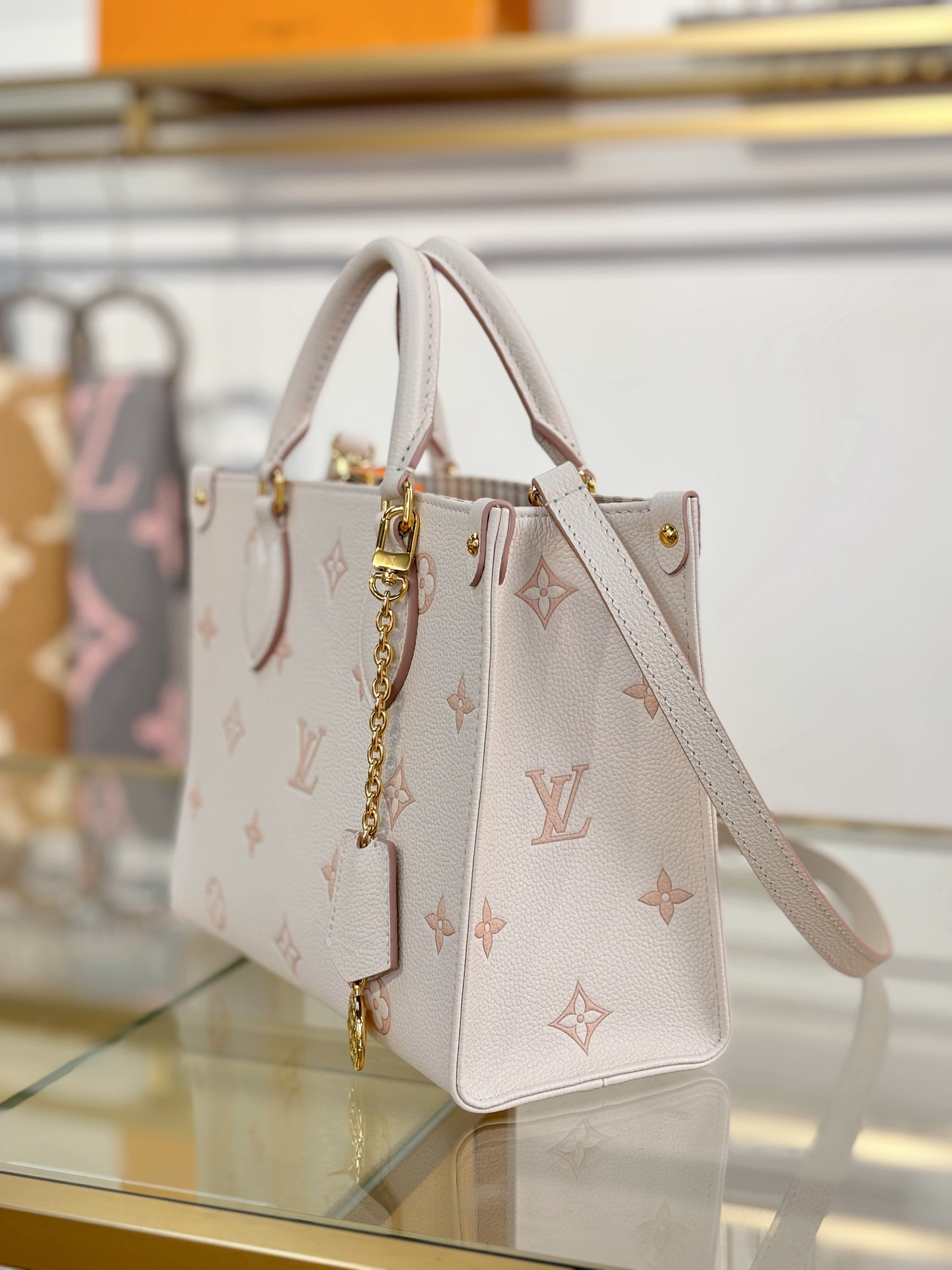 [TOP] Louis Vuitton LV  On The Go Small Handbag 25x19x11.5cm - White