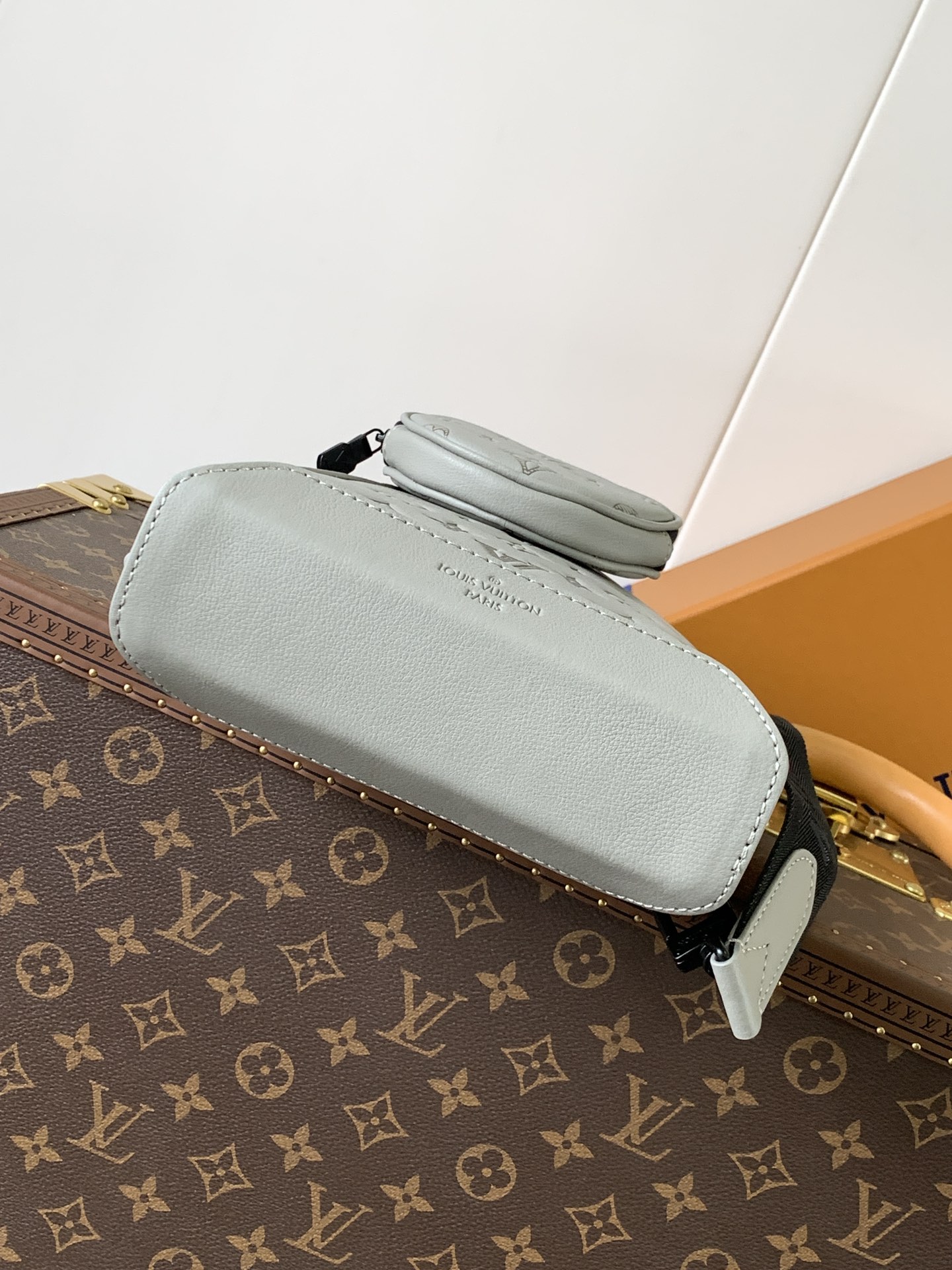 [TOP] Louis Vuitton LV Men's Duo Shoulder Bag Monogram Canvas and Taïga Calfskin Leather 20 x 42 x 6cm - Gray