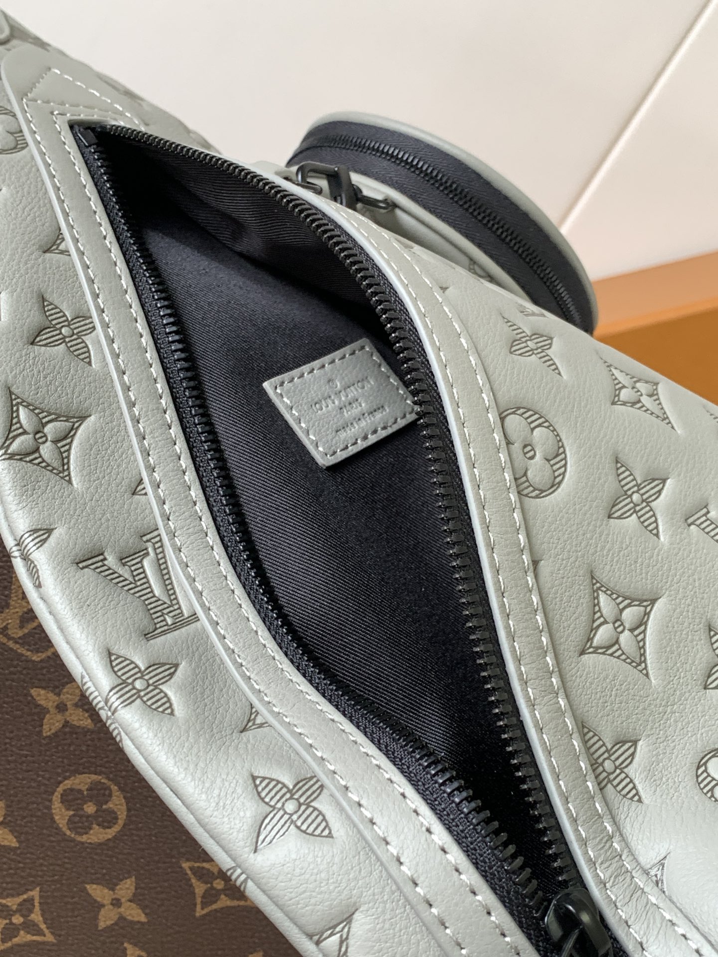 [TOP] Louis Vuitton LV Men's Duo Shoulder Bag Monogram Canvas and Taïga Calfskin Leather 20 x 42 x 6cm - Gray