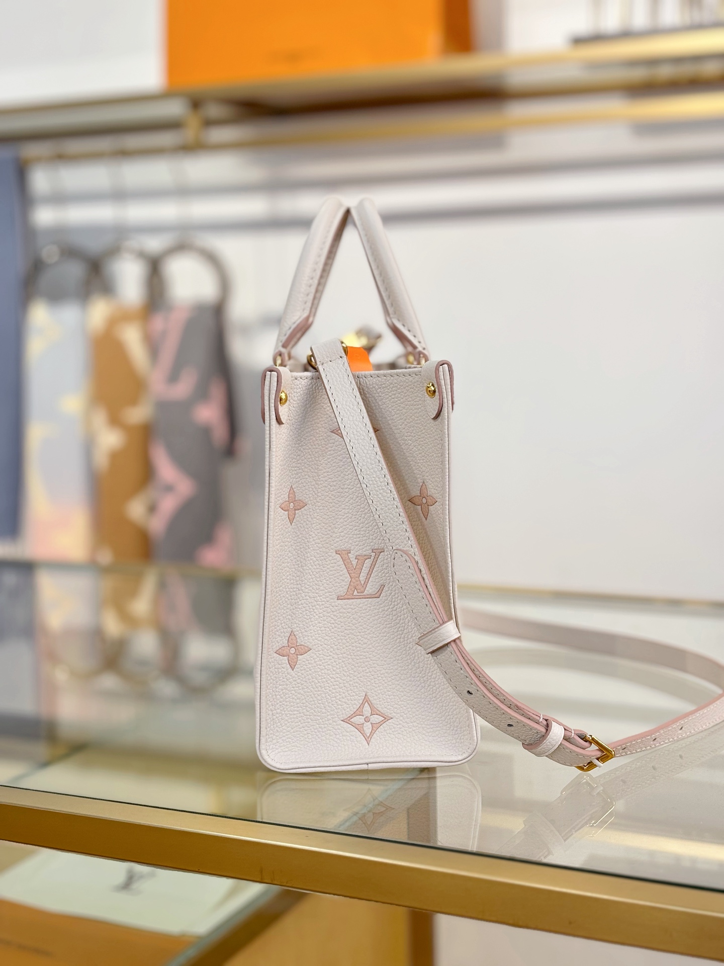 [TOP] Louis Vuitton LV  On The Go Small Handbag 25x19x11.5cm - White