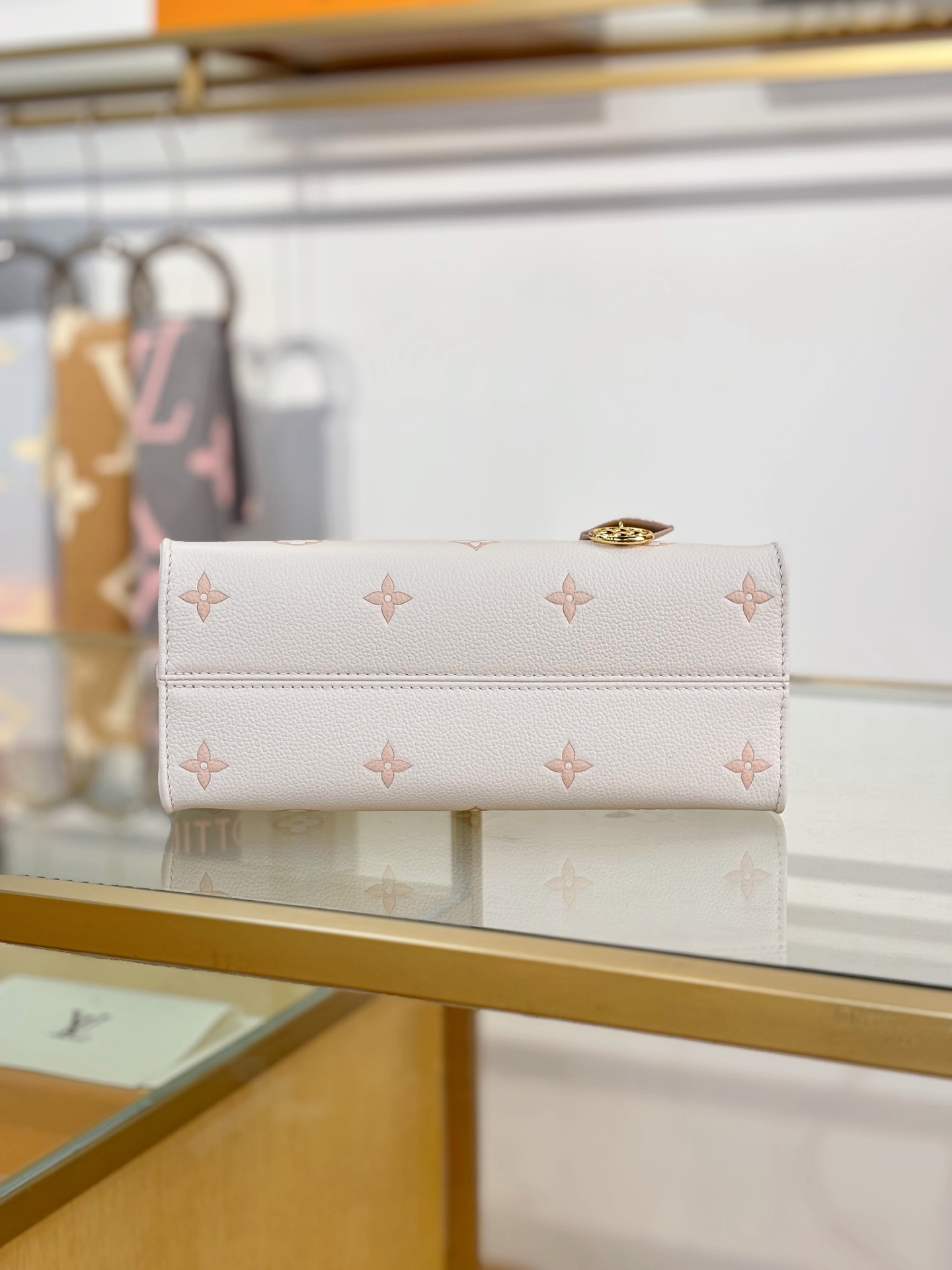 [TOP] Louis Vuitton LV  On The Go Small Handbag 25x19x11.5cm - White