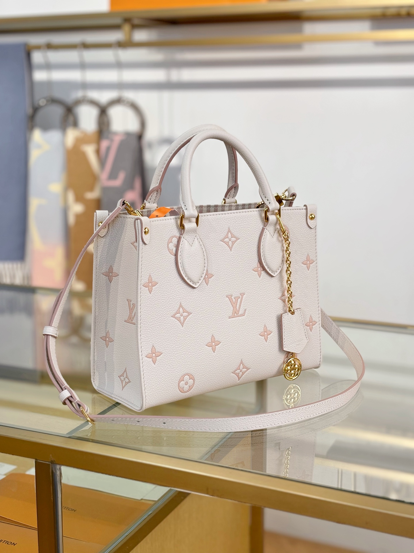 [TOP] Louis Vuitton LV  On The Go Small Handbag 25x19x11.5cm - White