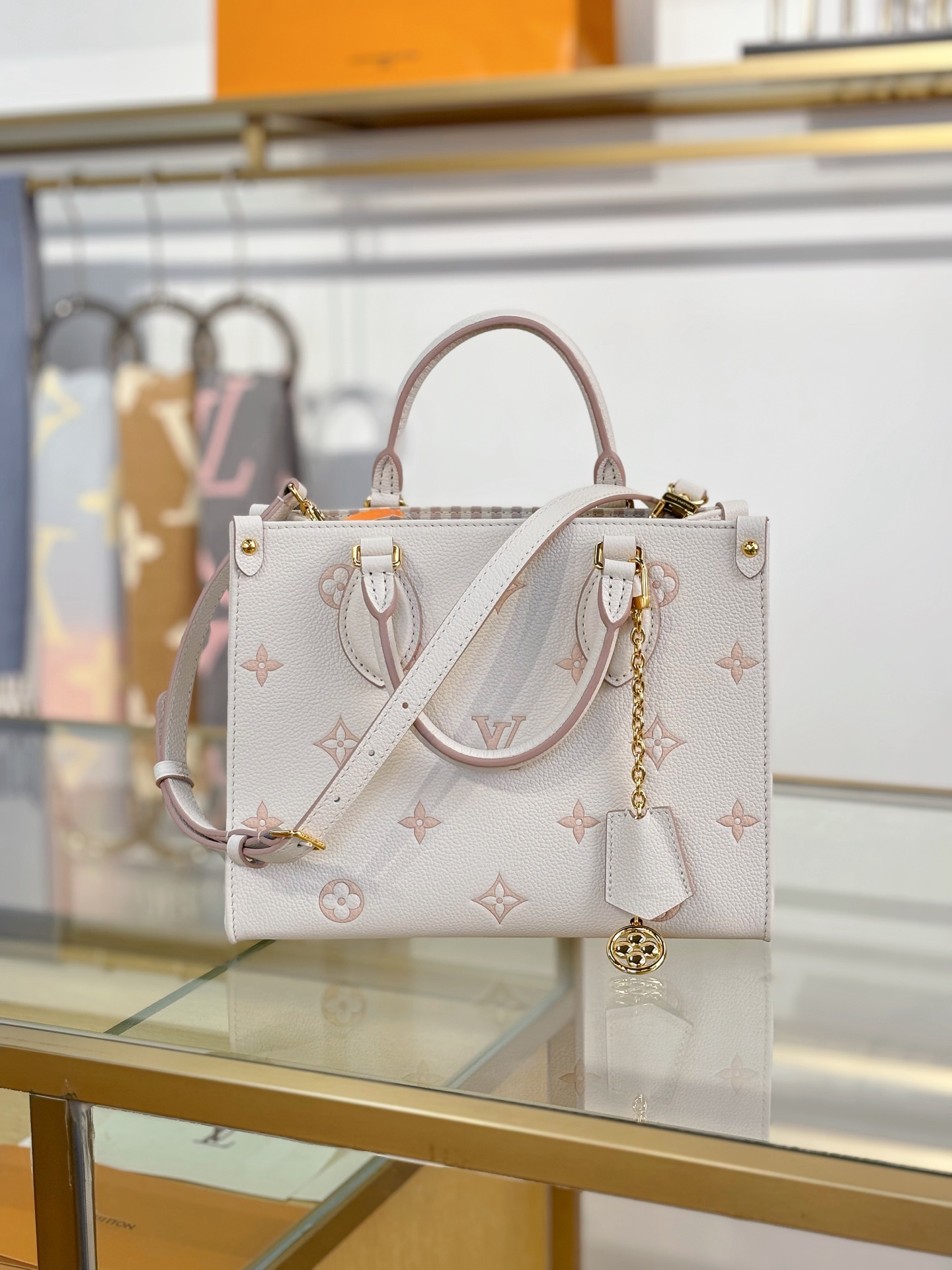 [TOP] Louis Vuitton LV  On The Go Small Handbag 25x19x11.5cm - White
