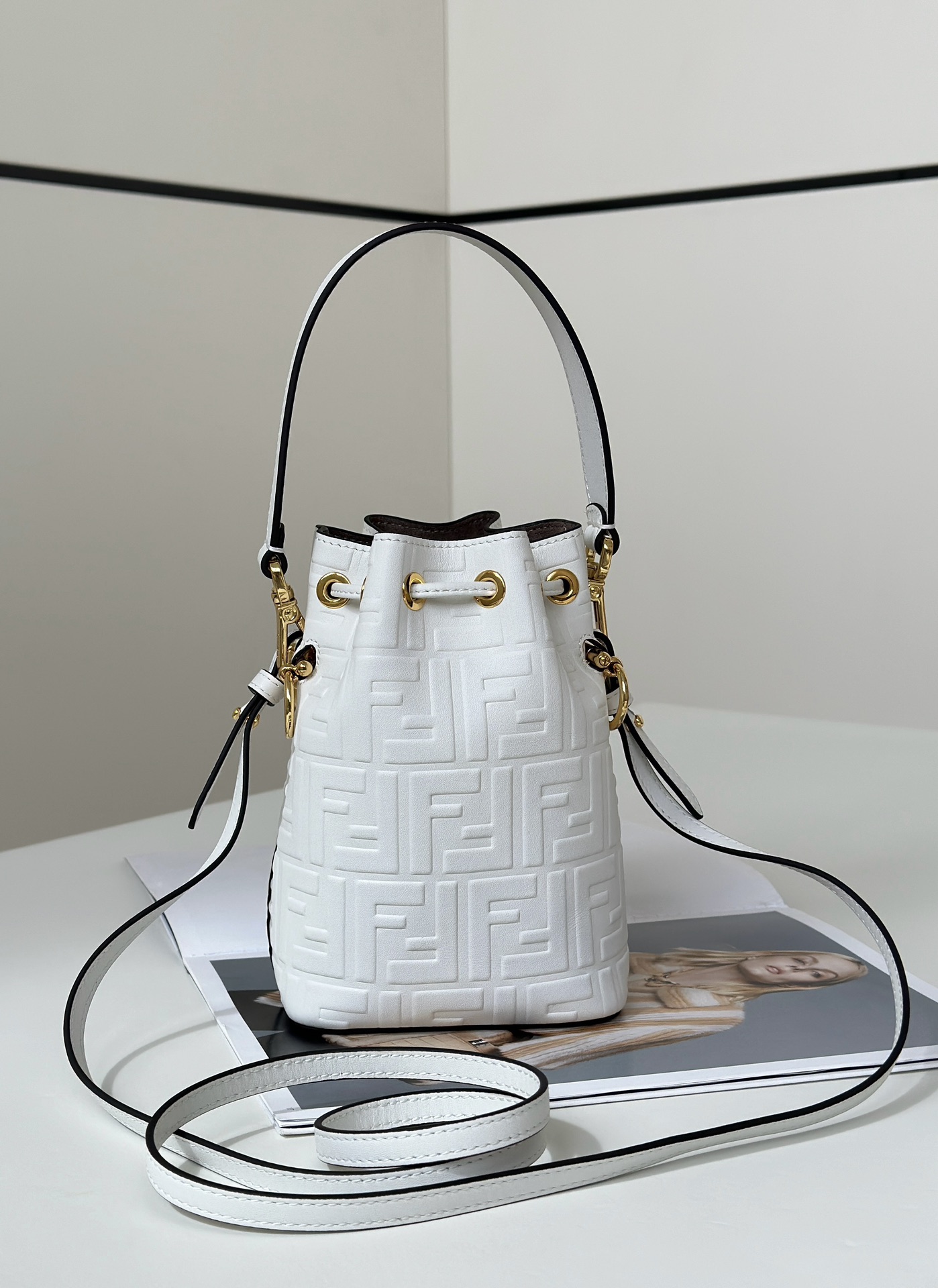 [TOP] FENDI Mon Tresor Bucket Bag Cowhide 18x12x10cm - White