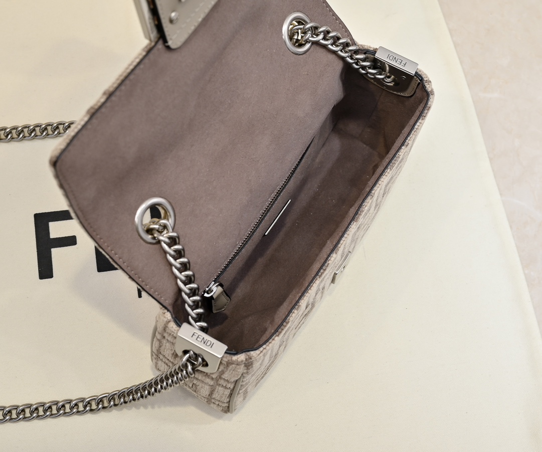 [TOP] FENDI Iconic Baquette Chain Bag 24x14.5x7cm - Brown