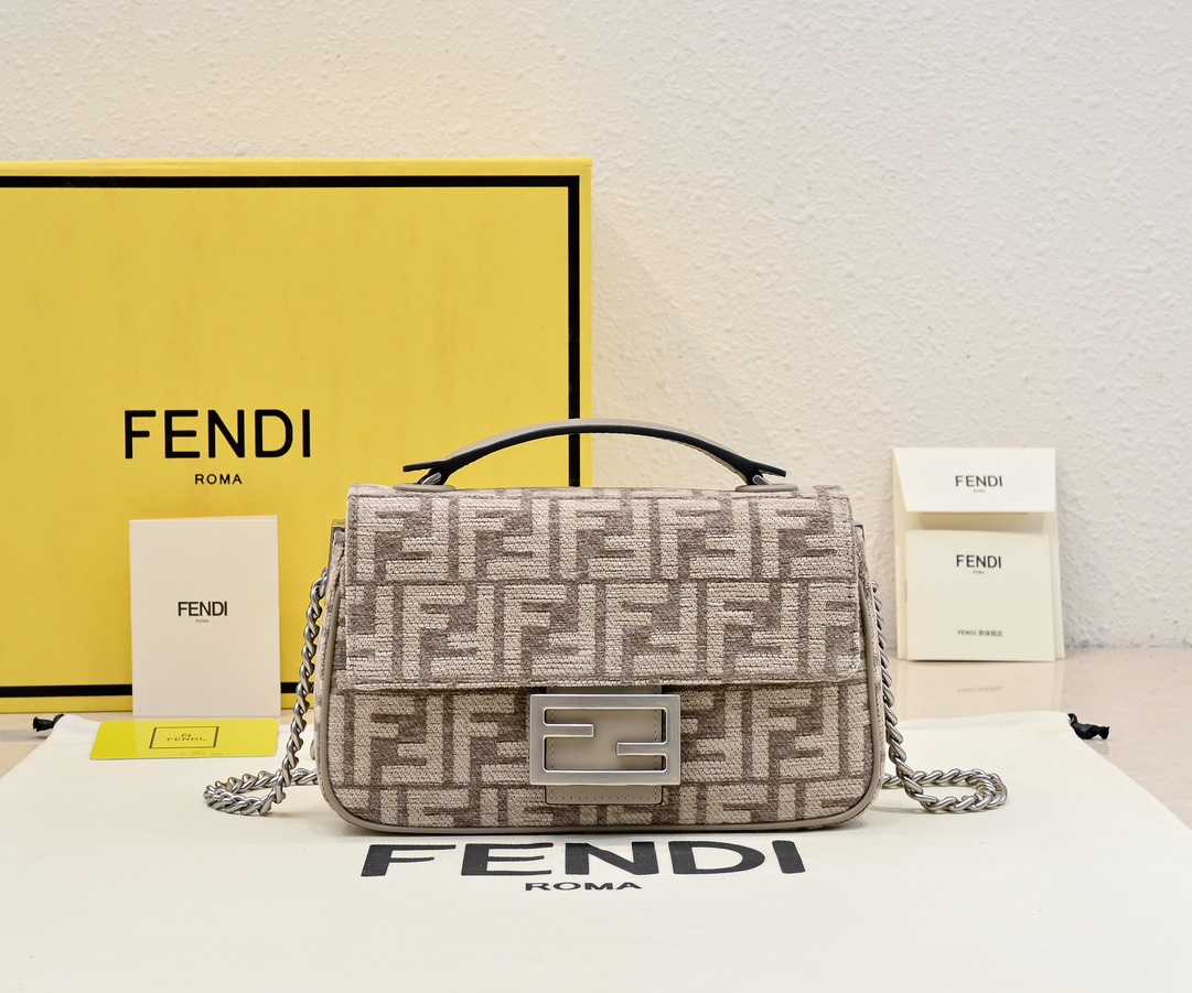 [TOP] FENDI Iconic Baquette Chain Bag 24x14.5x7cm - Brown