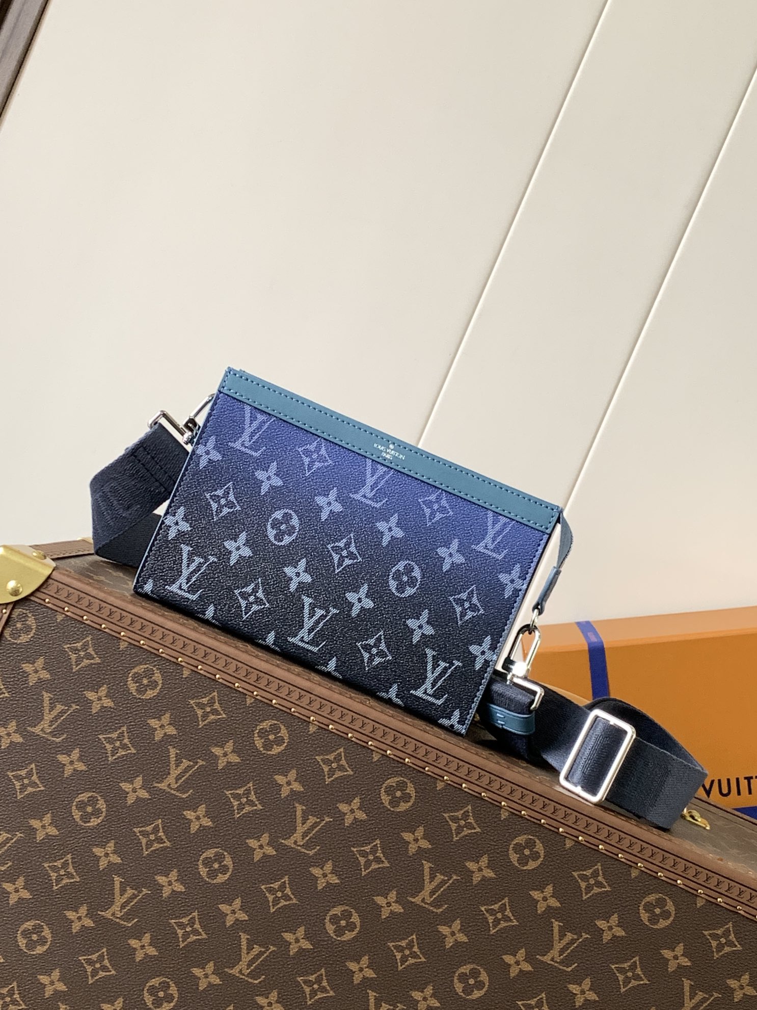[TOP] Louis Vuitton LV Pochette Voyage Clutch Bag 22*14.5*4.5cm - 2 Colour