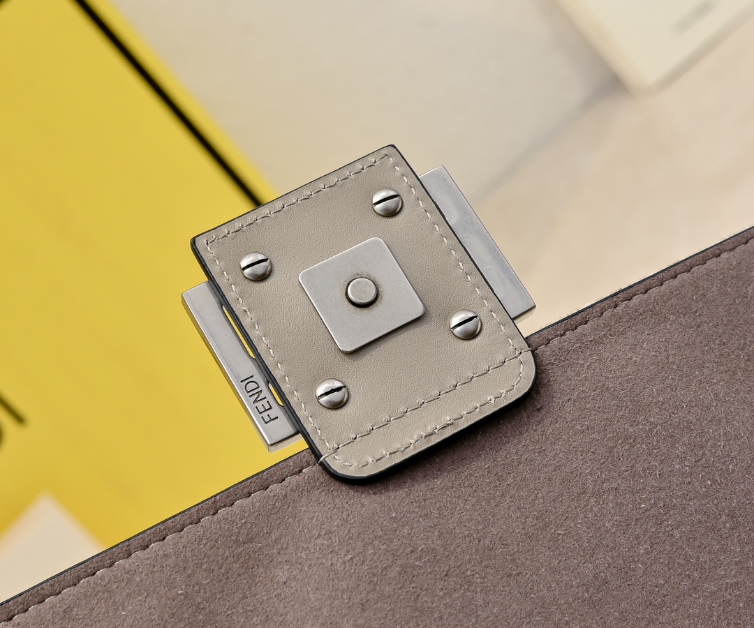 [TOP] FENDI Iconic Baquette Chain Bag 24x14.5x7cm - Brown