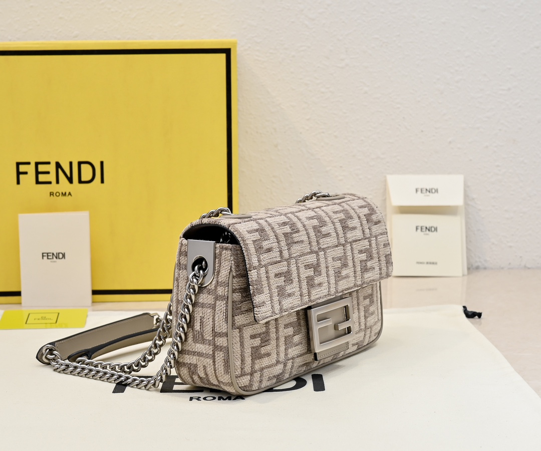 [TOP] FENDI Iconic Baquette Chain Bag 24x14.5x7cm - Brown