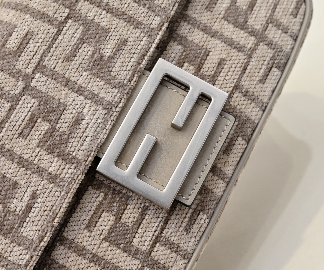 [TOP] FENDI Iconic Baquette Chain Bag 24x14.5x7cm - Brown