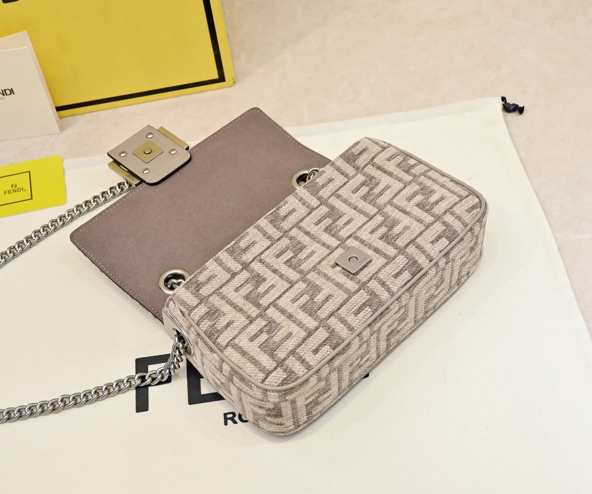 [TOP] FENDI Iconic Baquette Chain Bag 24x14.5x7cm - Brown