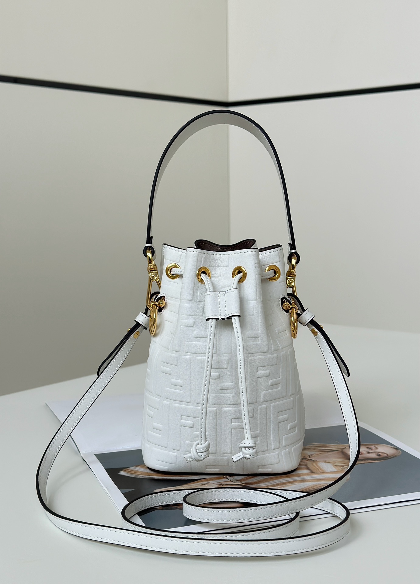 [TOP] FENDI Mon Tresor Bucket Bag Cowhide 18x12x10cm - White