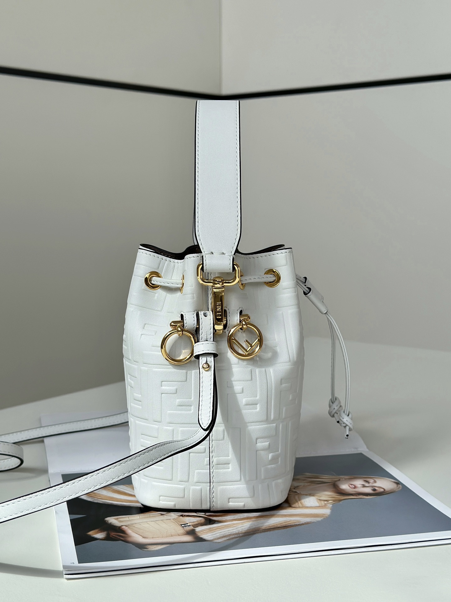 [TOP] FENDI Mon Tresor Bucket Bag Cowhide 18x12x10cm - White