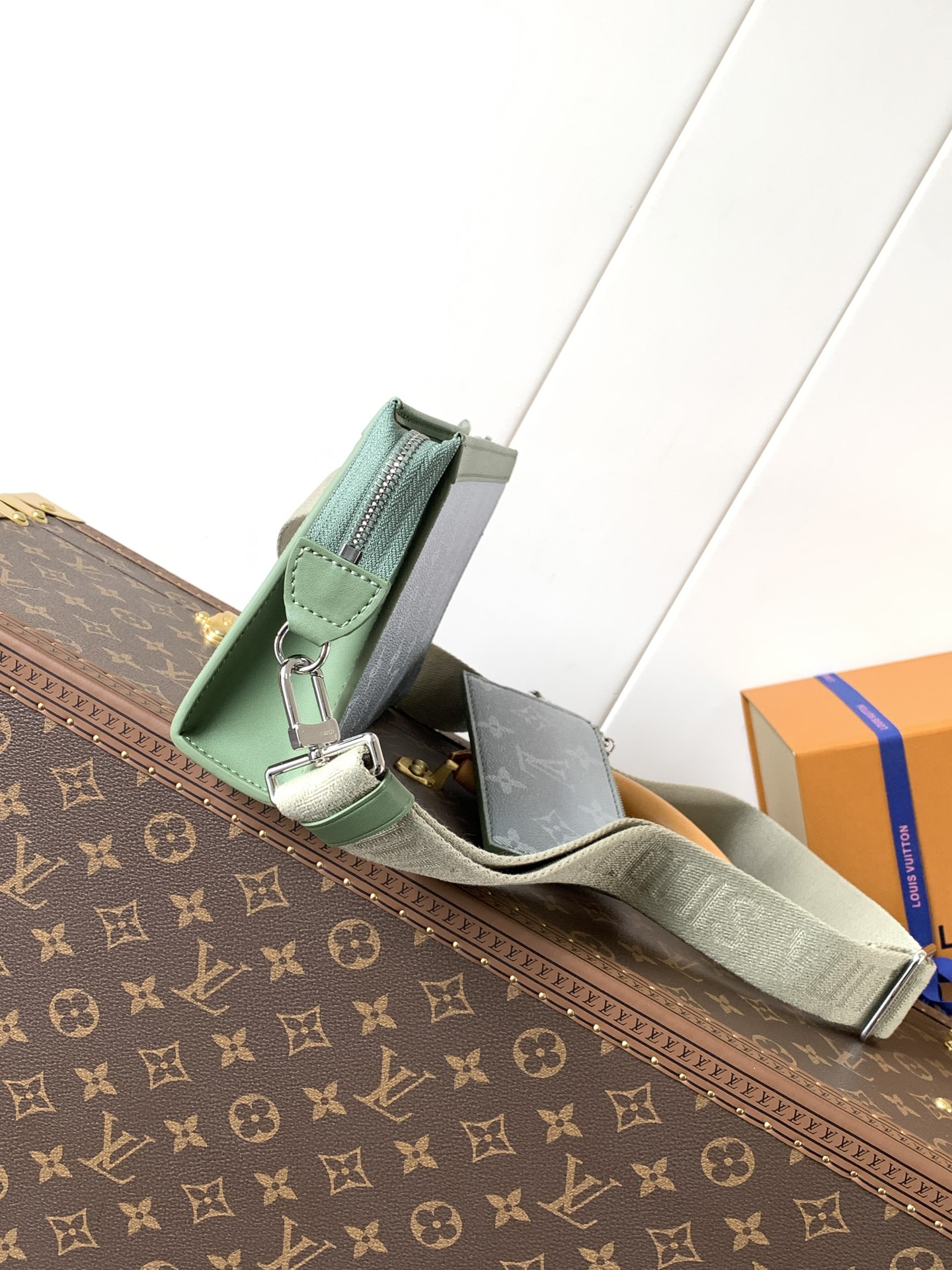 [TOP] Louis Vuitton LV Pochette Voyage Clutch Bag 22*14.5*4.5cm - 2 Colour